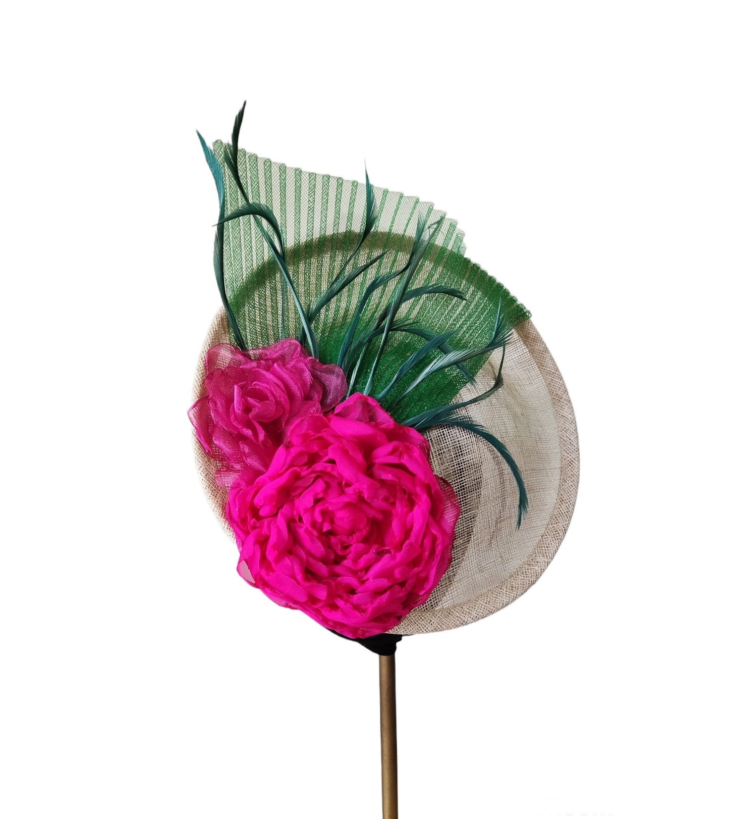 Vista de perfil del tocado con base de sinamay natural y decoración en flores y plumas.