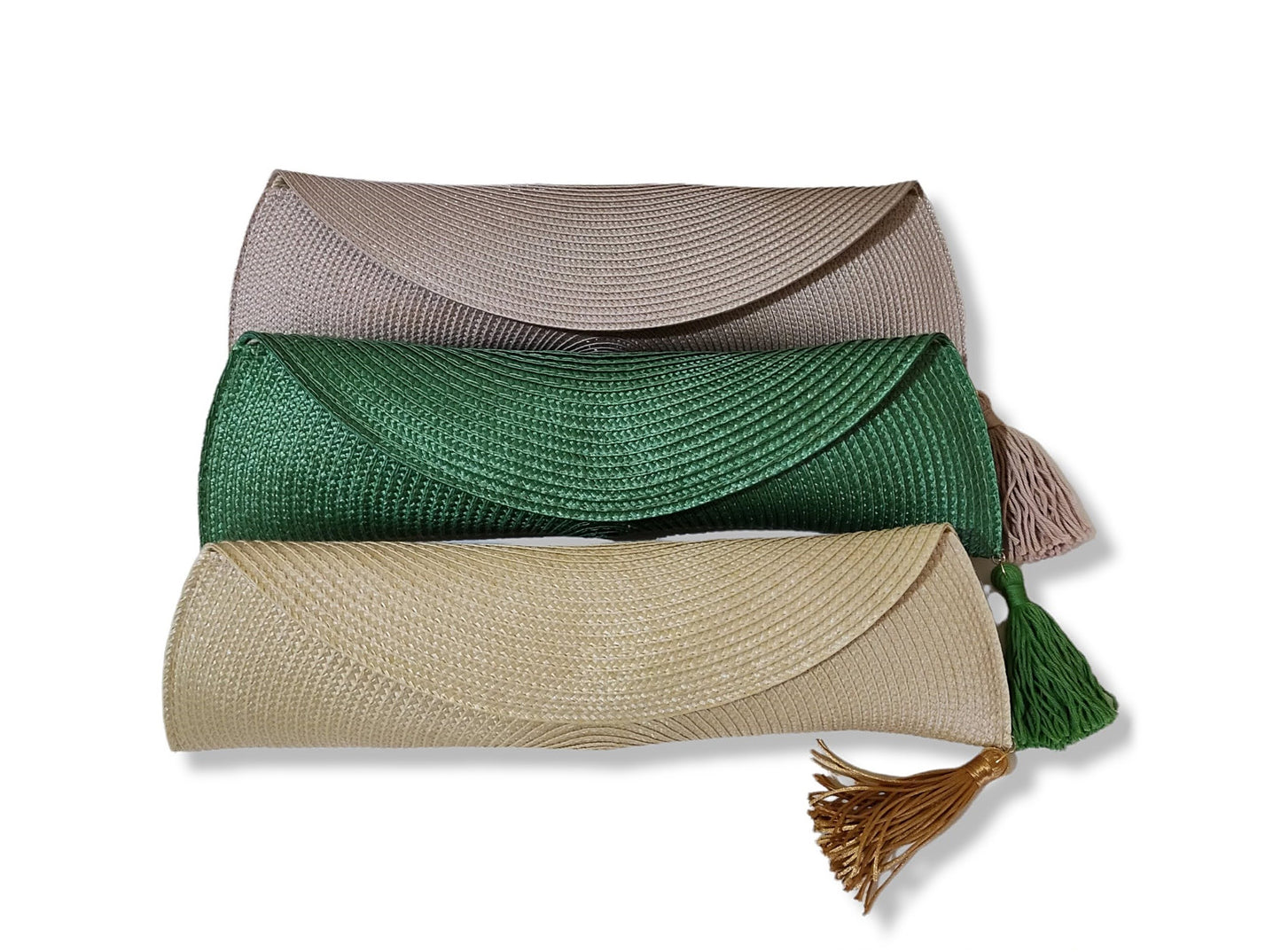 Tres bolsos clutch en tonos beige, verde y beige tostado, elegantes y versátiles.