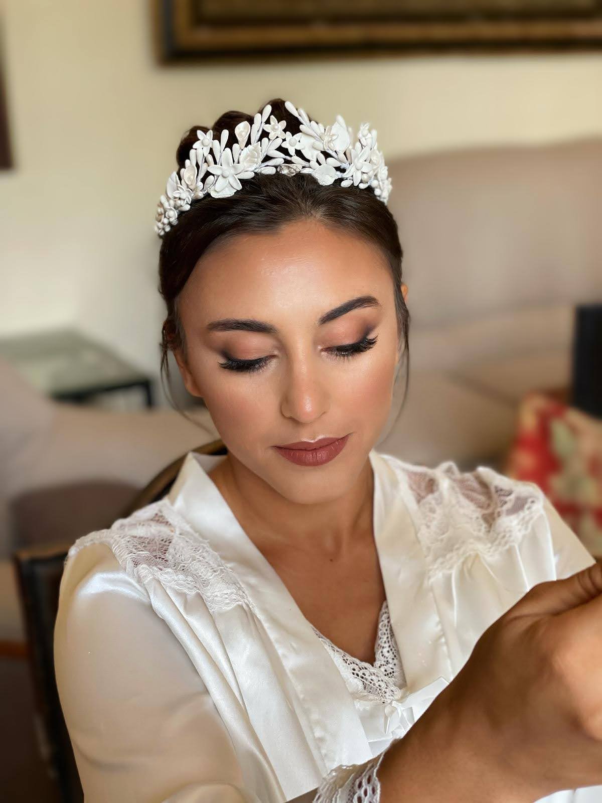 Vista alternativa de la novia con la tiara blanca