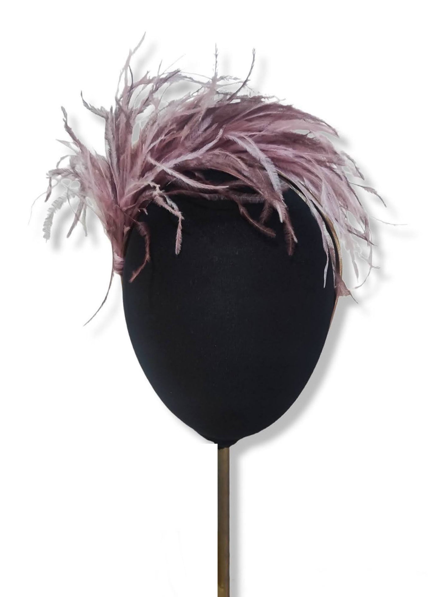 Tocado con plumas de avestruz en almendra oscuro y nude sobre maniquí.