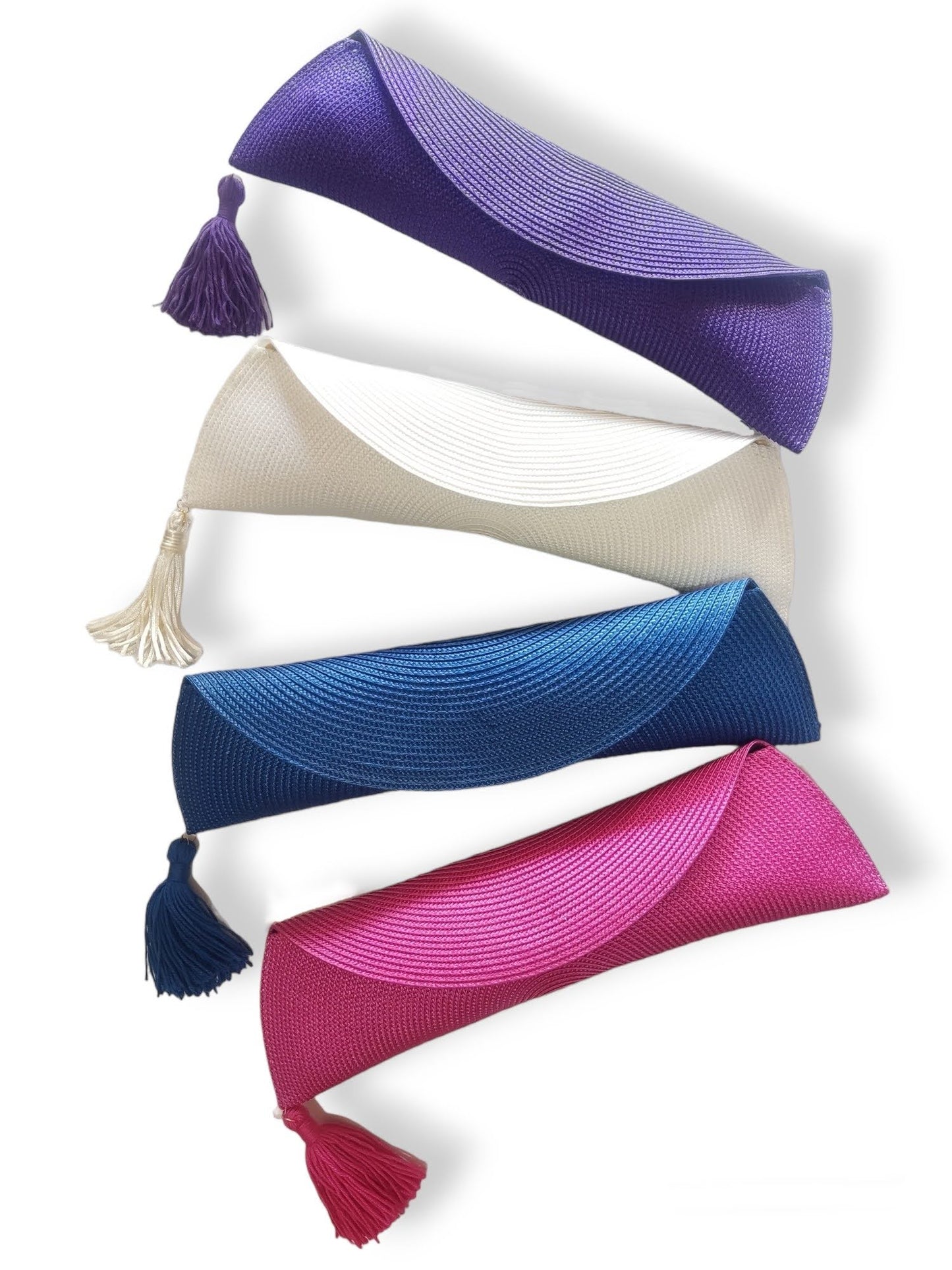 Clutch de paja en colores morado, azulina, blanco y fucsia, perfecto para bodas y eventos.