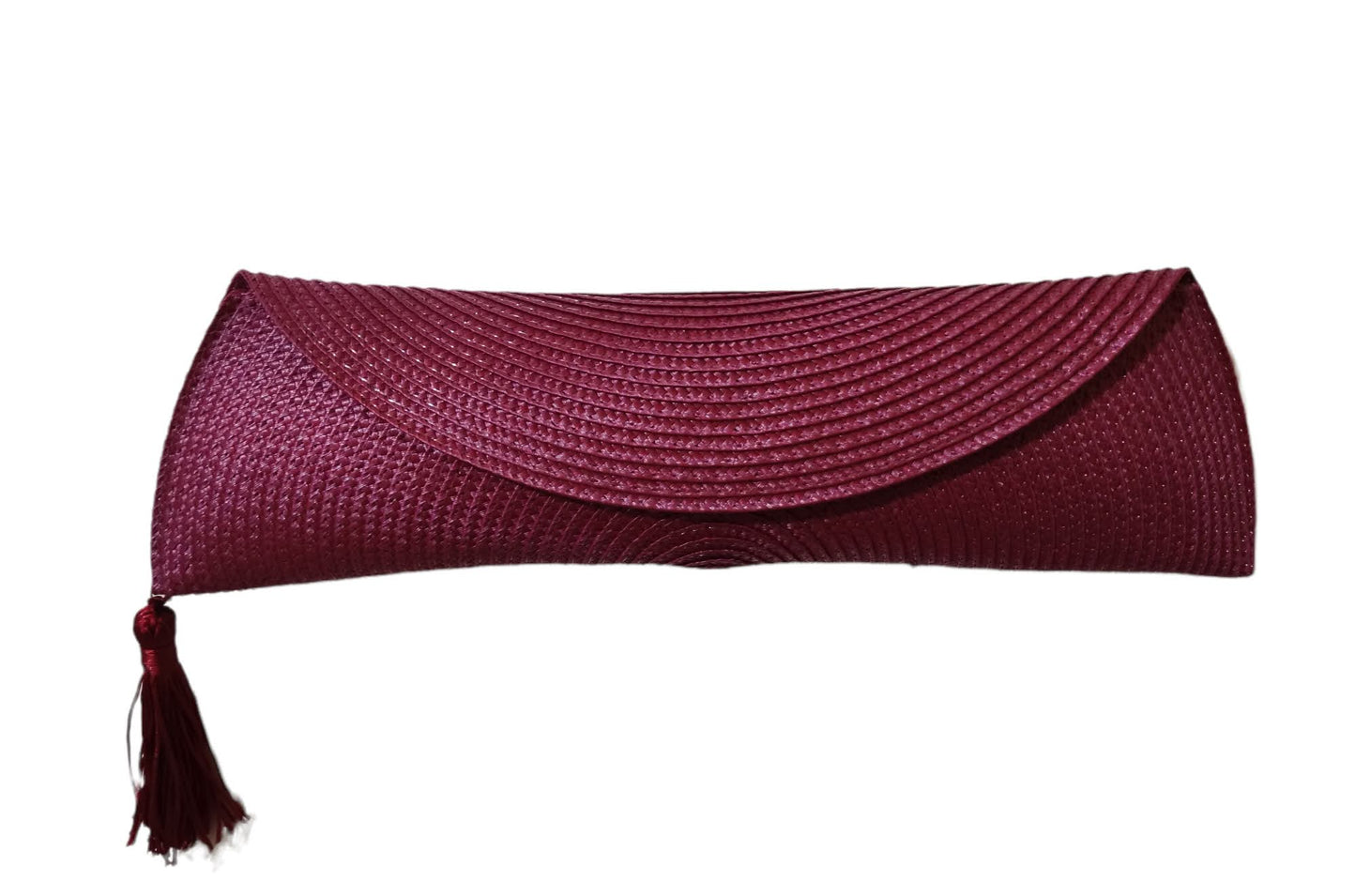 Bolso clutch de paja en color burdeos con solapa y borla a juego.