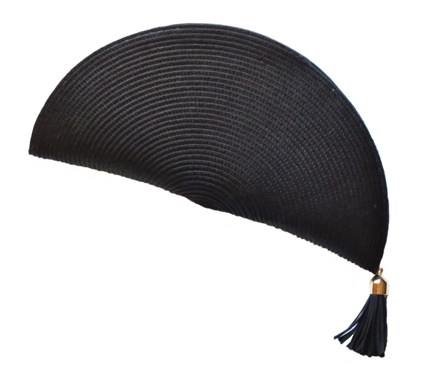 Bolso clutch de paja en color negro con forma de abanico y borla a juego, vista frontal.