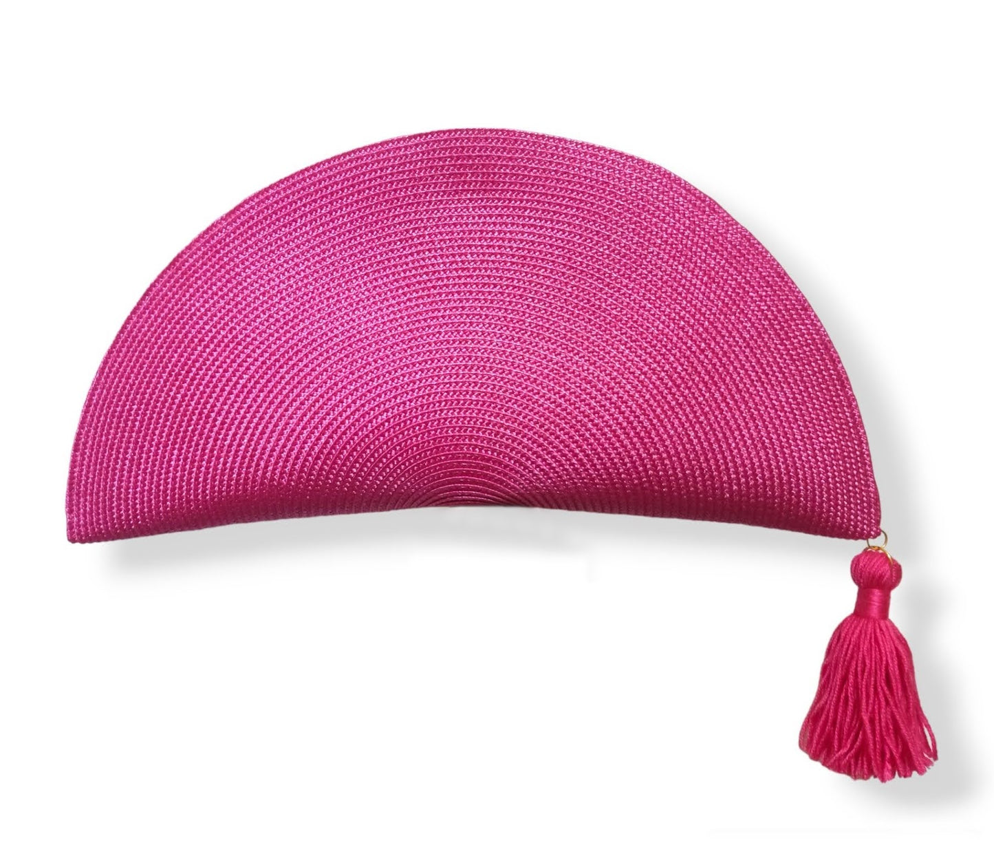 Bolso clutch de paja en color fucsia, con borla del mismo tono, vista frontal.