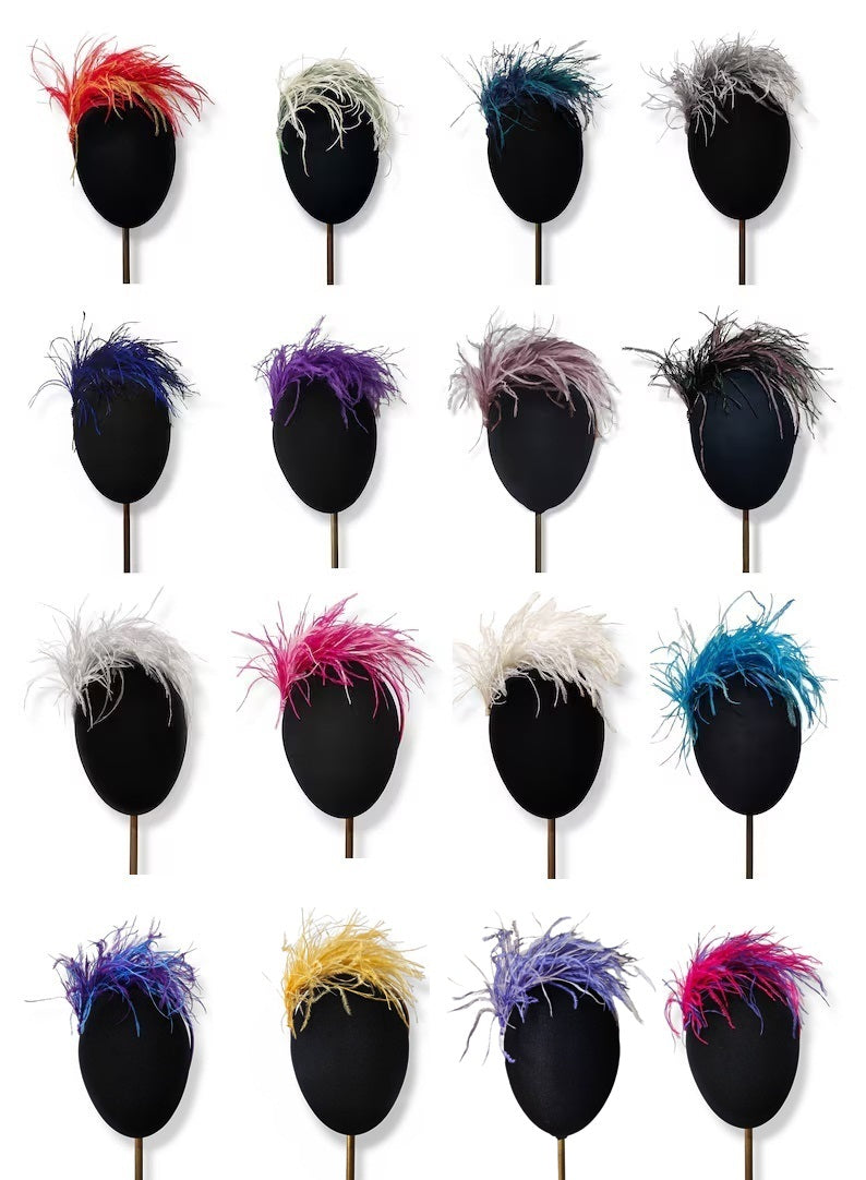 Composición de 16 miniaturas de tocados con plumas en una variedad de colores.
