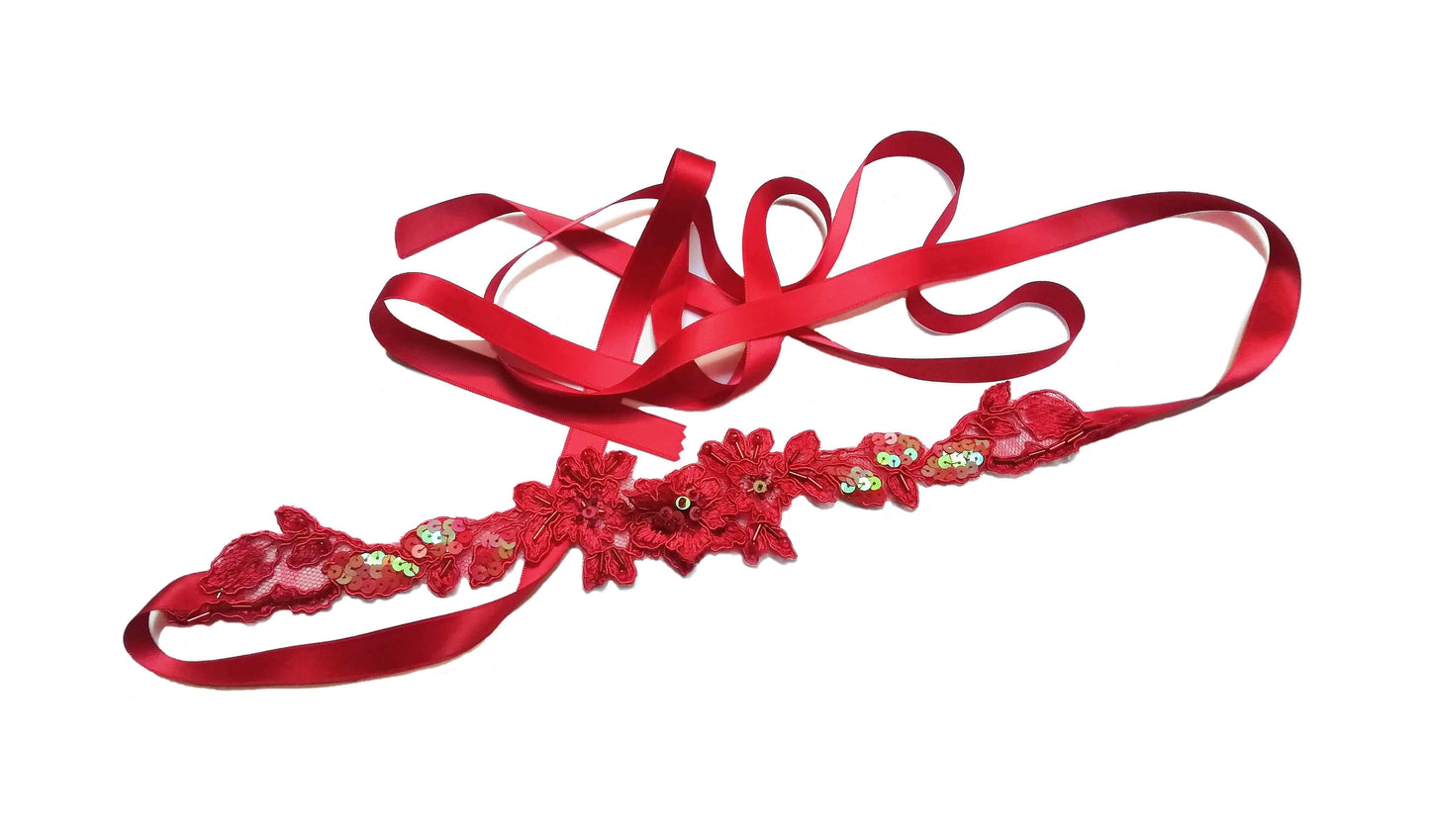 ista general del fajín de encaje rojo con flores y cristales, un toque único para tu look.