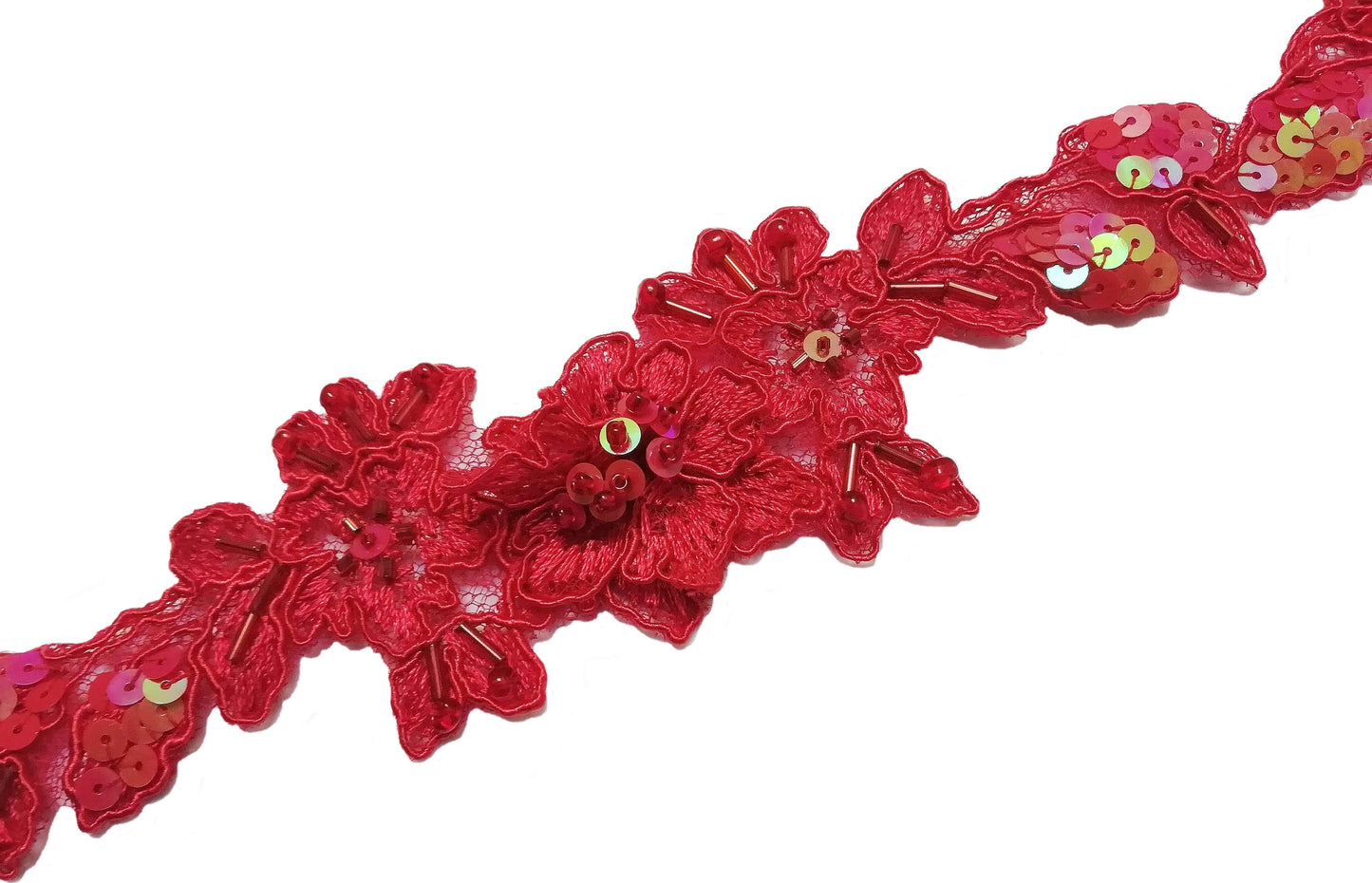 Detalle del diseño central del fajín rojo con flores bordadas y cristales.