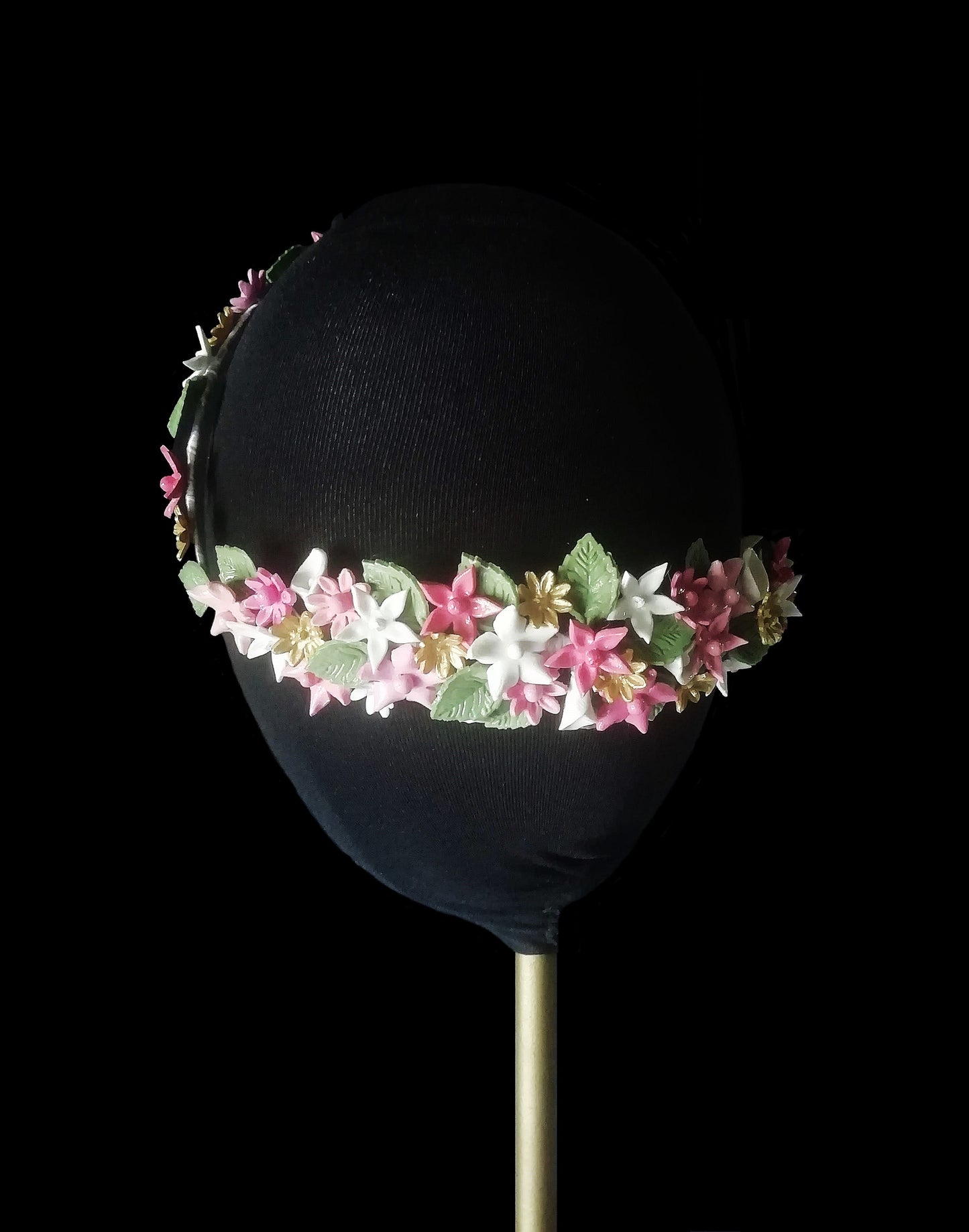 Parte trasera de la corona floral sobre maniquí.