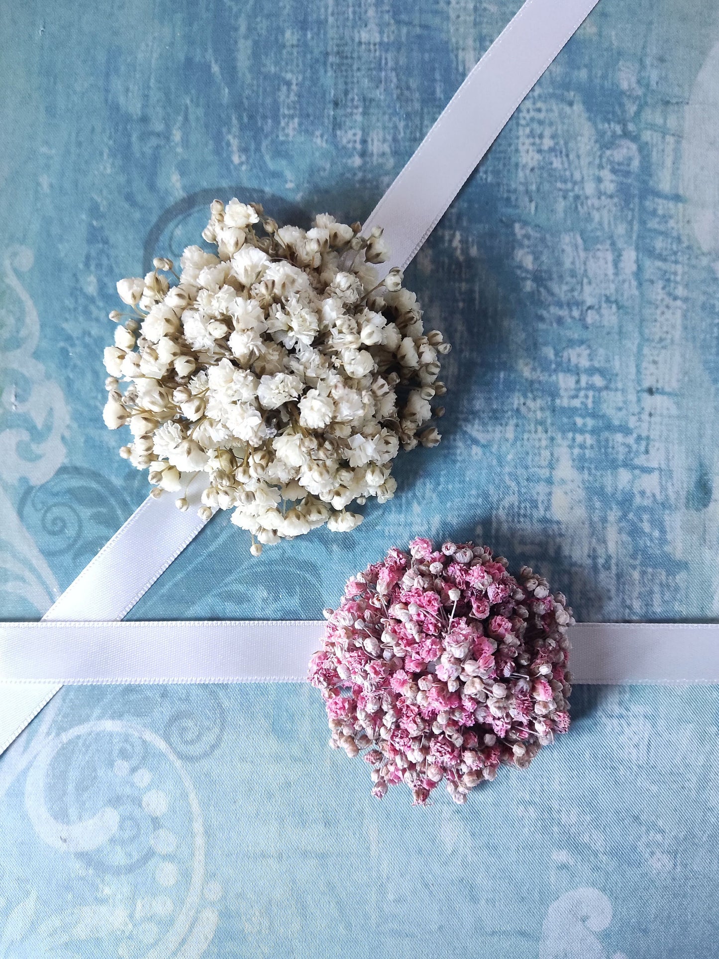 Primer plano de corsages con paniculata blanca y rosa.
