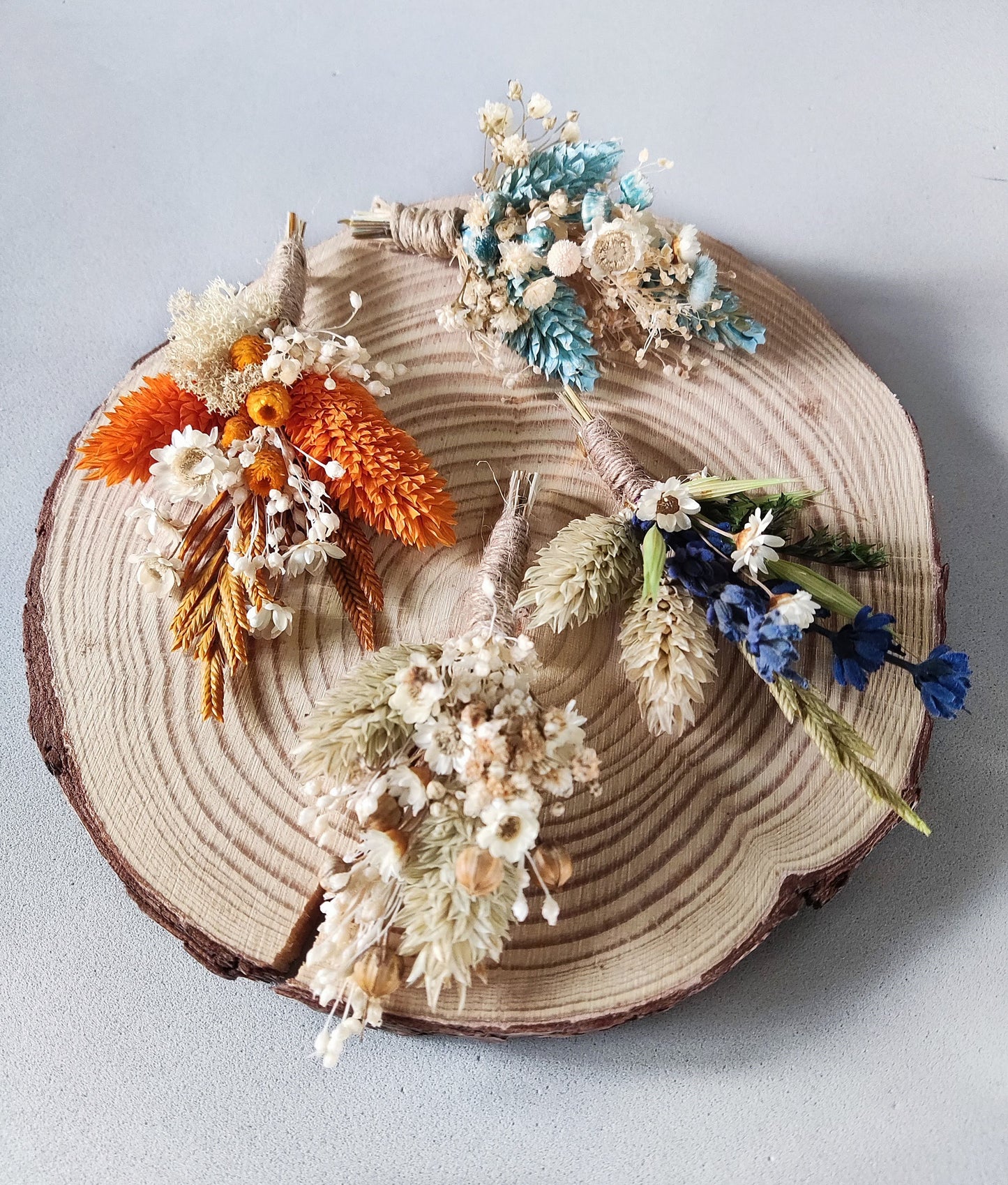 Composición de cuatro boutonnieres disponibles con diseños variados