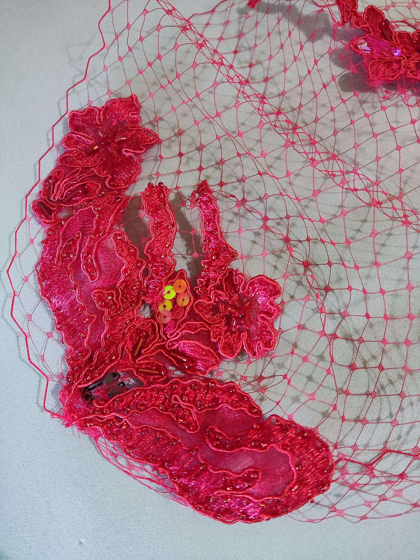 Primer plano del aplique de encaje bordado con cuentas de cristal y lentejuelas.