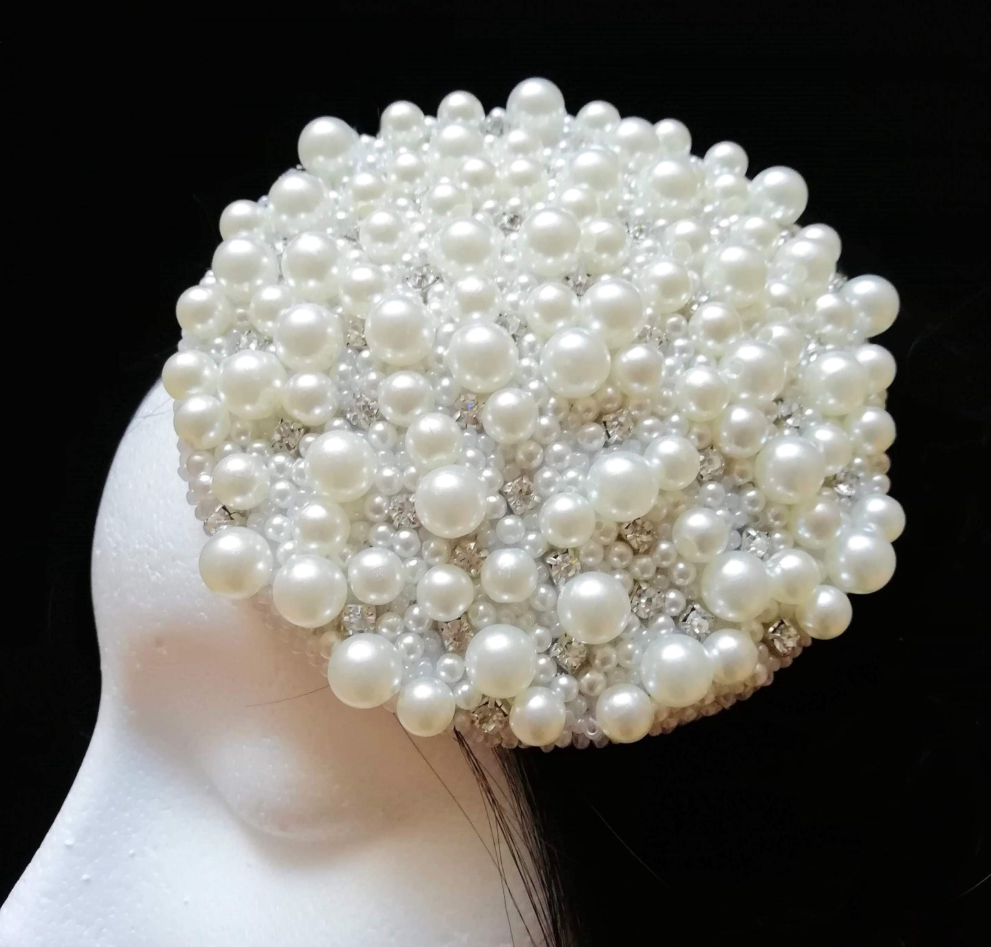 Detalle de tocado de novia sin velo con bordado de perlas y cristales.