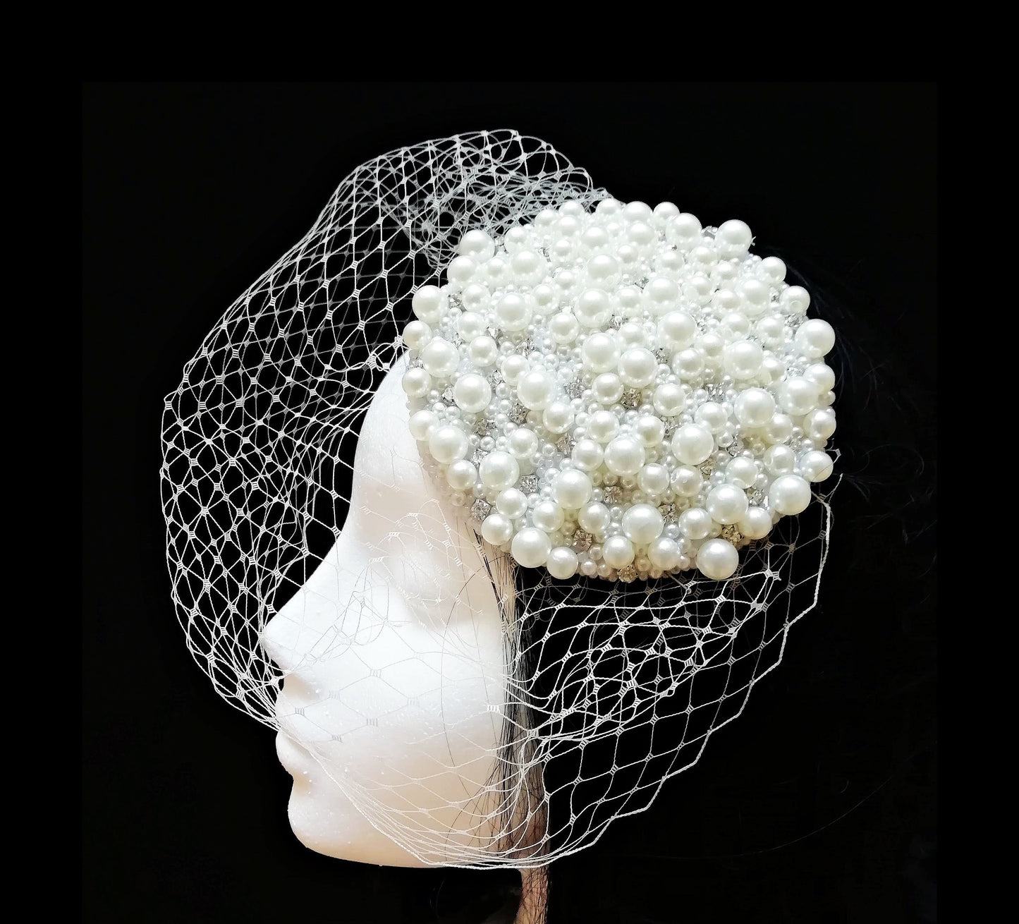 Perfil del tocado de novia en marfil sobre maniquí.