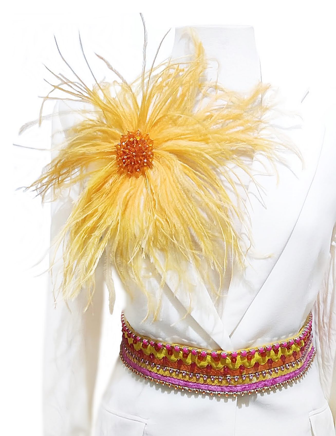 Cinturón boho chic en maniquí combinado con un broche a juego en los mismos tonos