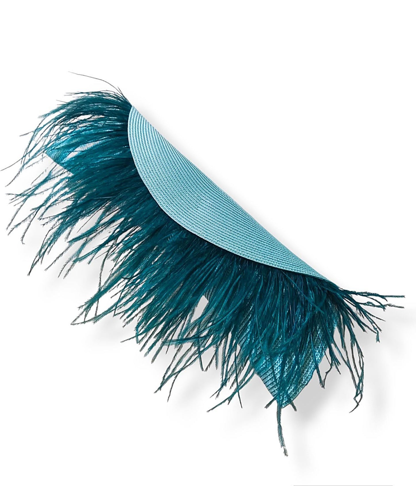 Clutch de fiesta con base turquesa y plumas teal, visto en ángulo lateral