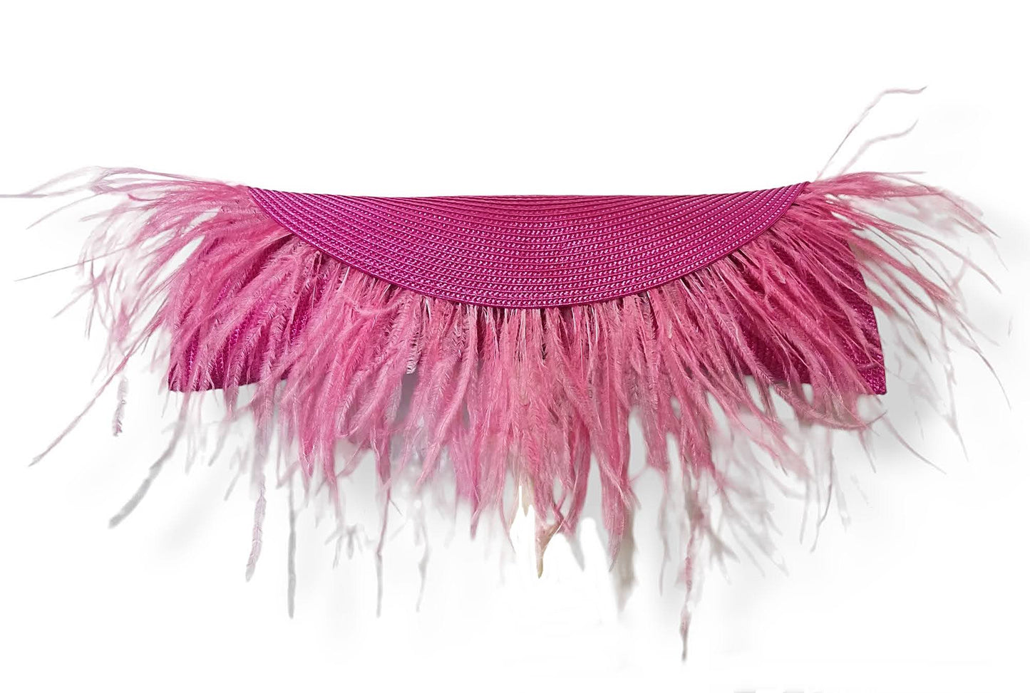 Clutch de paja hecho a mano en rosa fucsia y rosa chicle, decorado con plumas de avestruz en el filo de la solapa