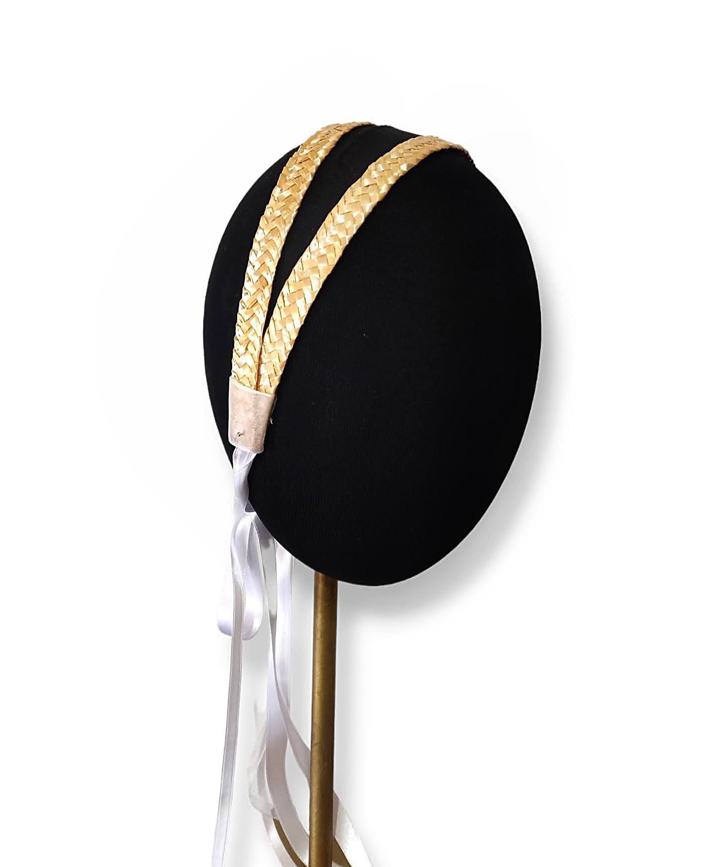 Detalle de las cintas de paja de la diadema