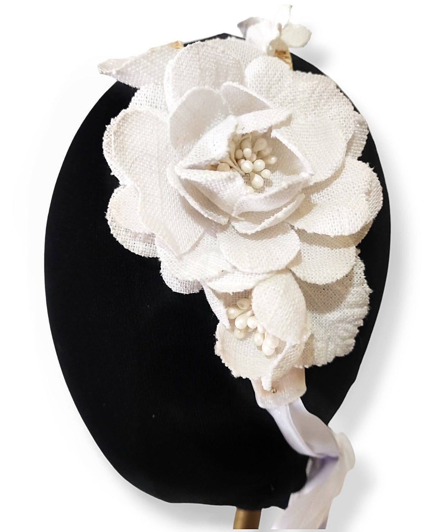 Primer plano de las flores blancas y los pistilos que lleva la diadema
