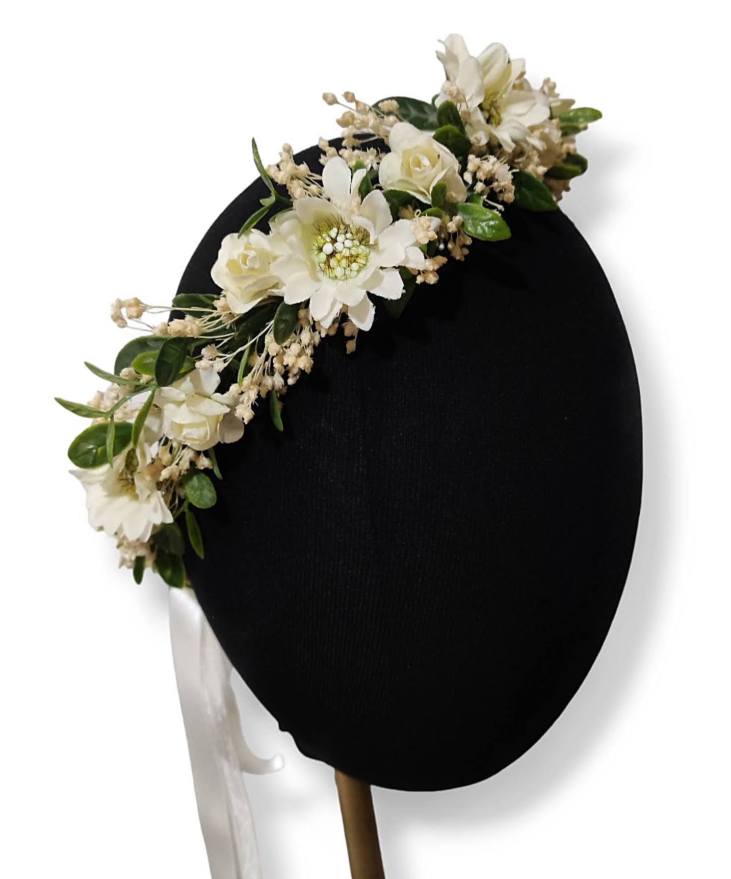 Primer plano de las flores y follaje que componen la corona.