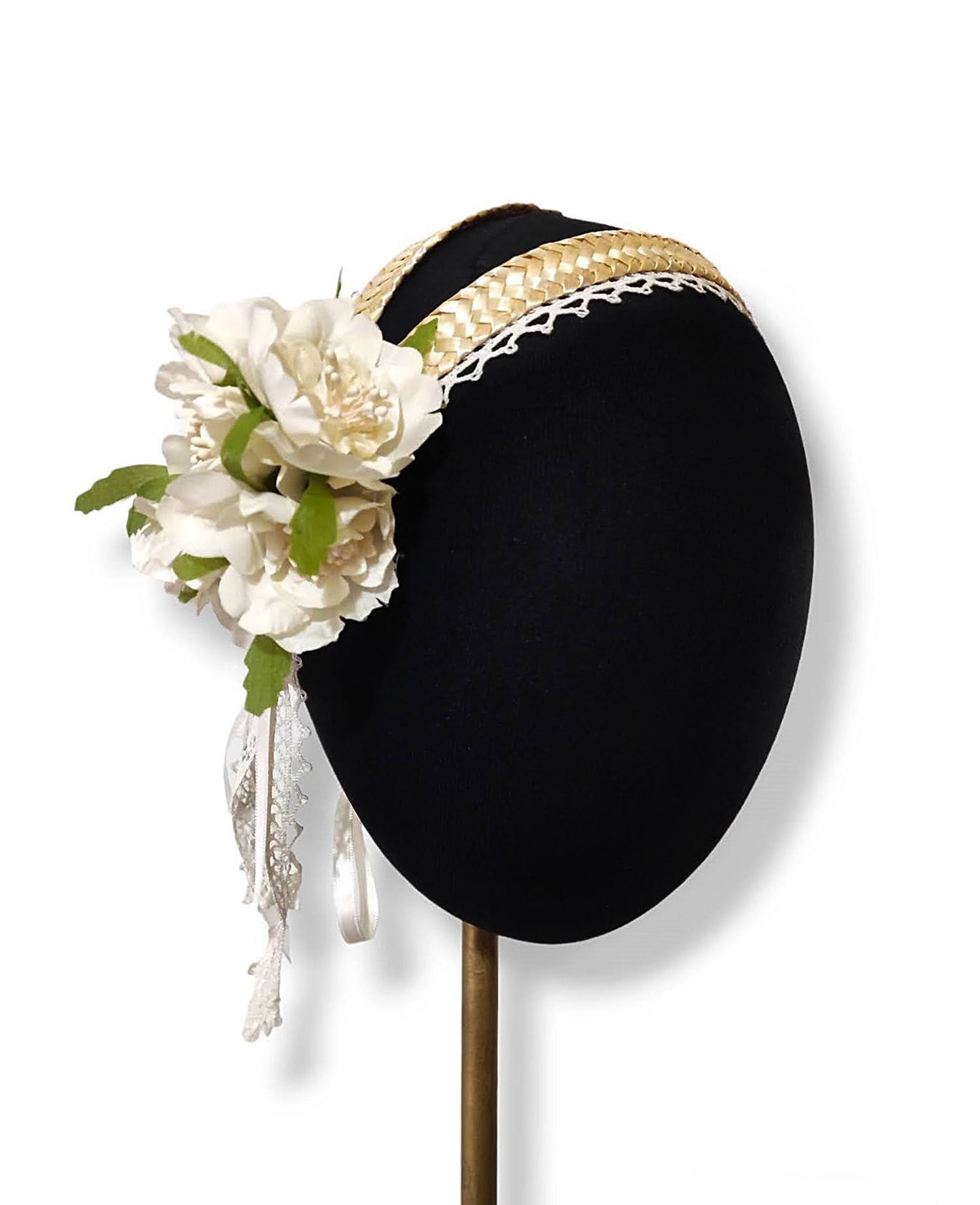 Diadema de paja con adornode flores marfil y cintas de encaje de bolillos vista de medio perfil