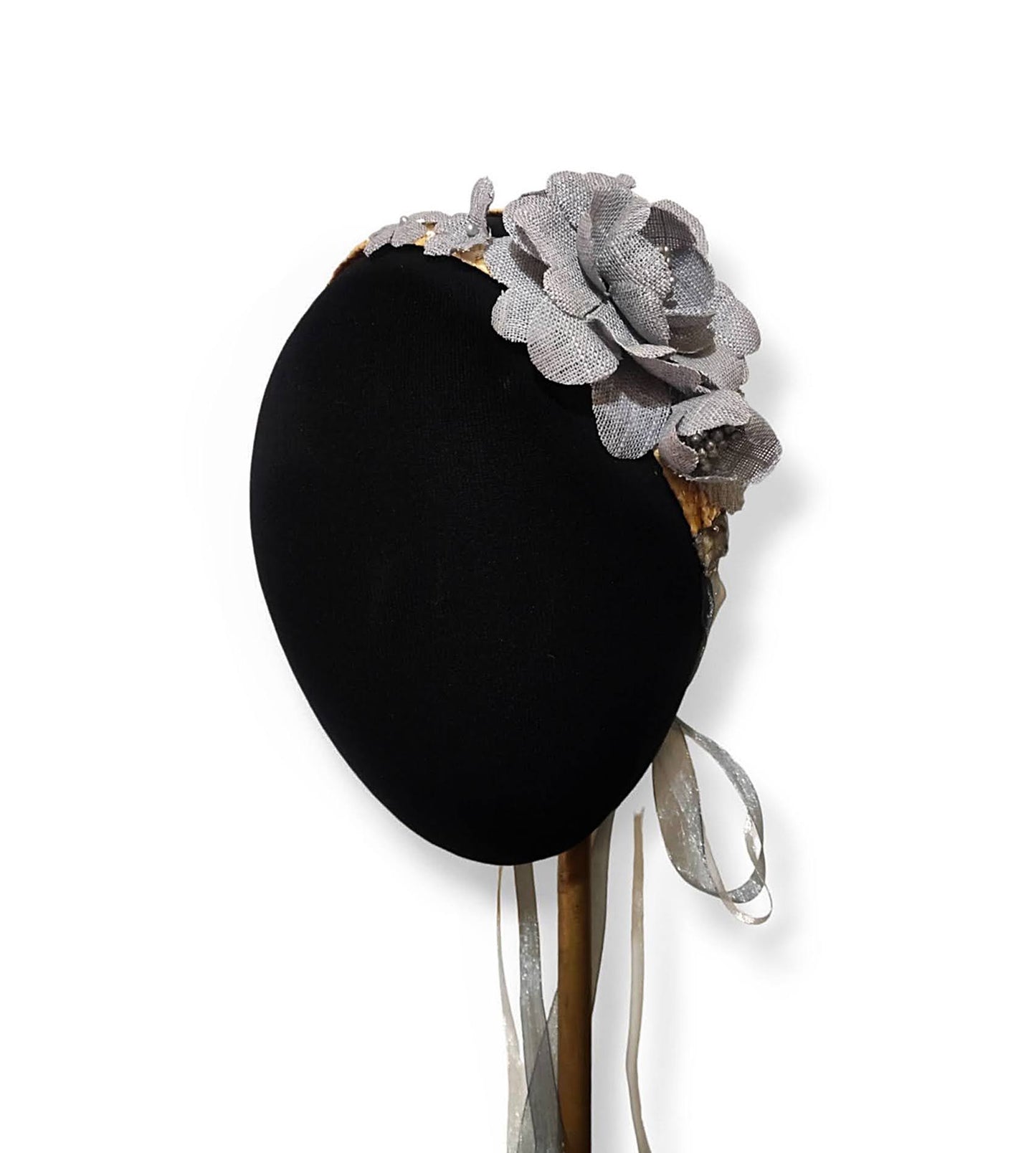 Diadema de paja con flores grises, vista detallada sobre maniquí.
