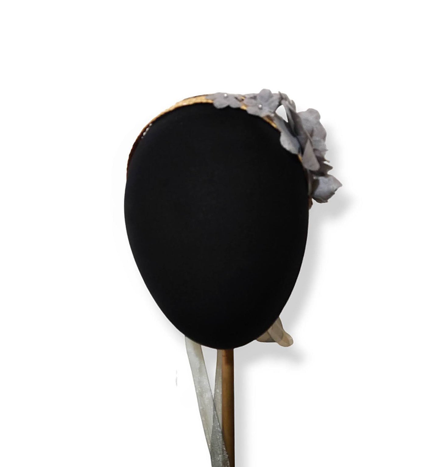 Diadema de paja con flores grises, vista frontal sobre maniquí