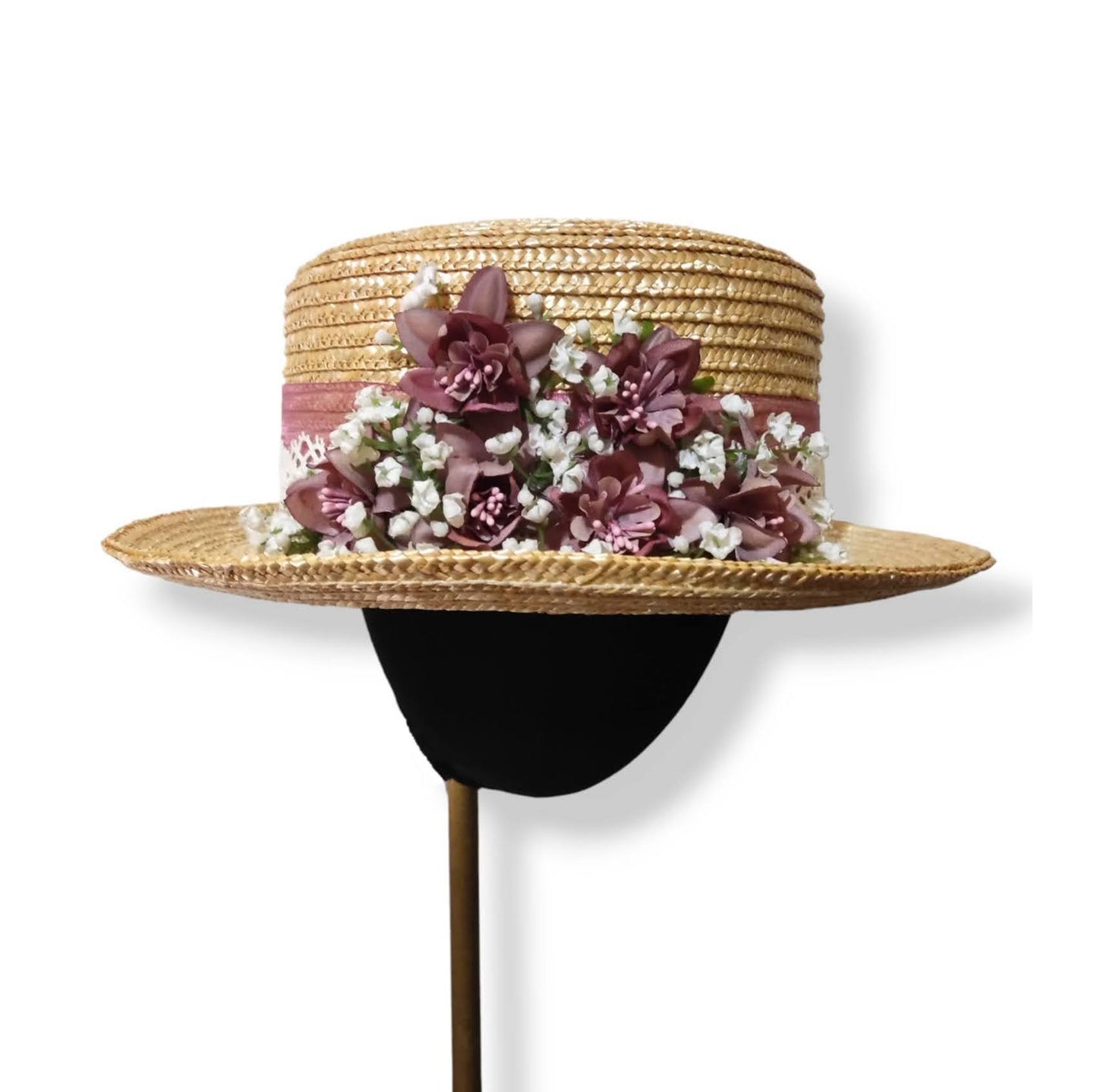 Sombrero chistera de paja con flores y cinta de organza visto desde el lateral derecho.