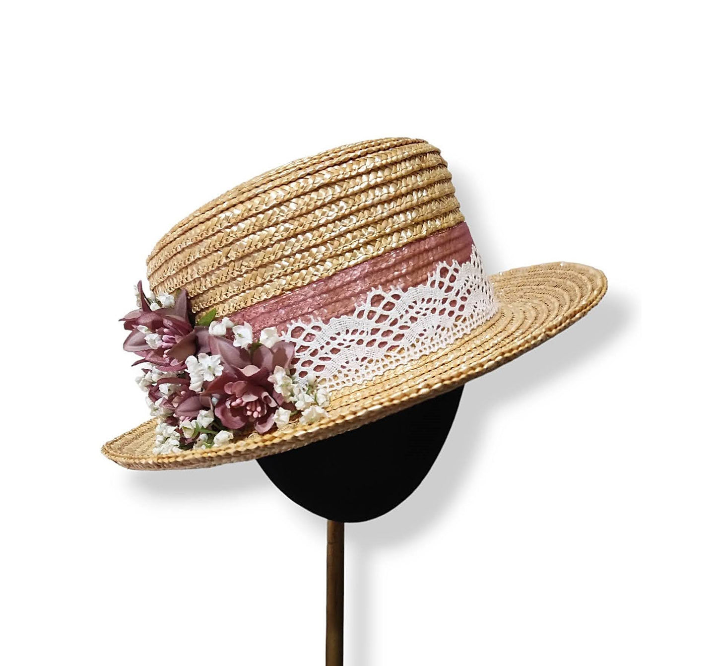 Sombrero estilo chistera decorado con encaje y flores, ideal para comuniones y eventos primaverales.