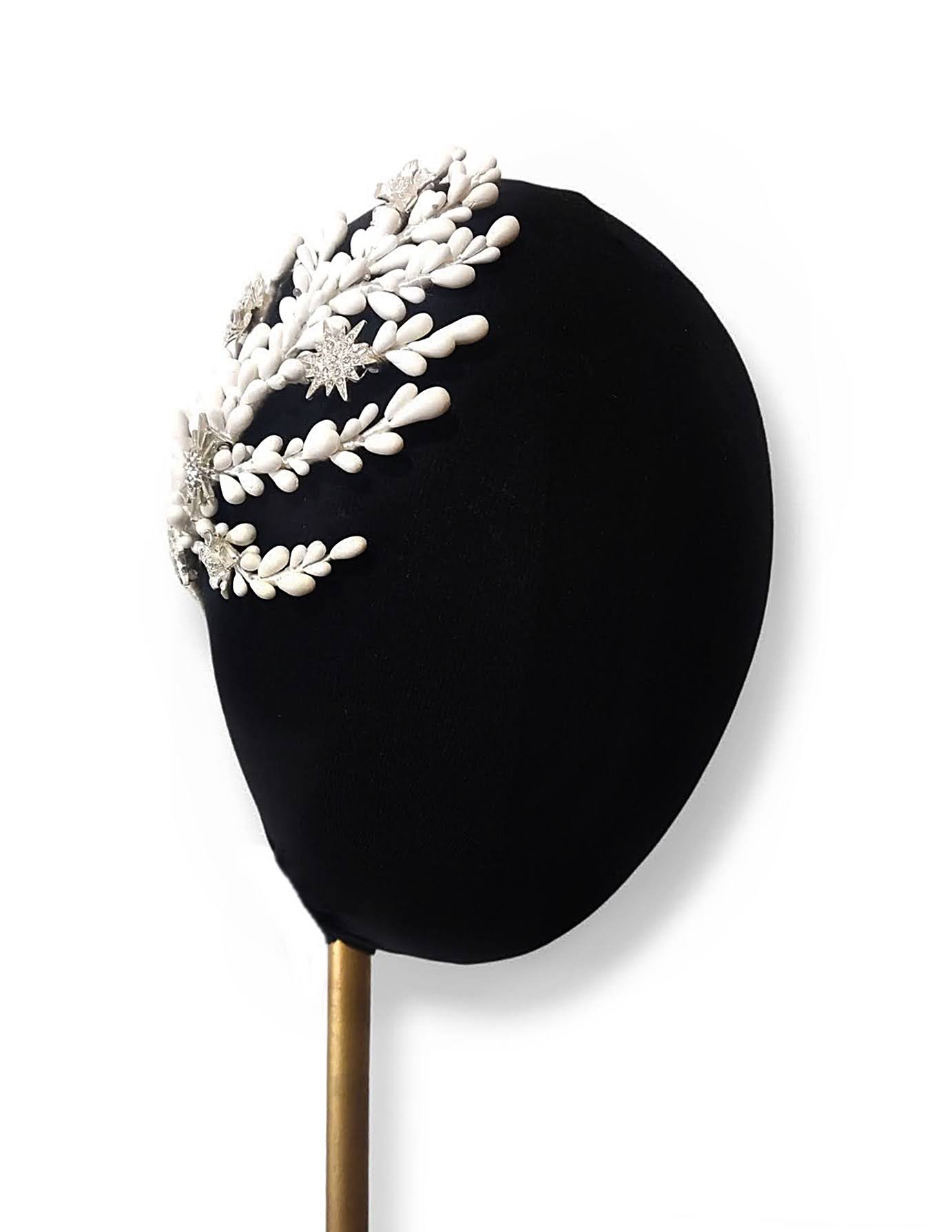 Vista de perfil del tocado para novia, mostrando su diseño elegante y versátil