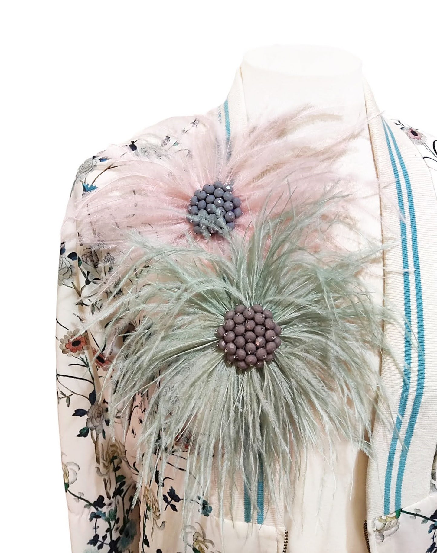 Combinación de broches de plumas en diferentes colores para inspiración de estilo