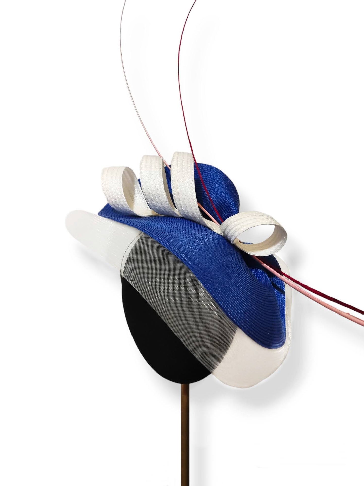 Sombrero de ala ancha azul royal y blanco en fotografía frontal.