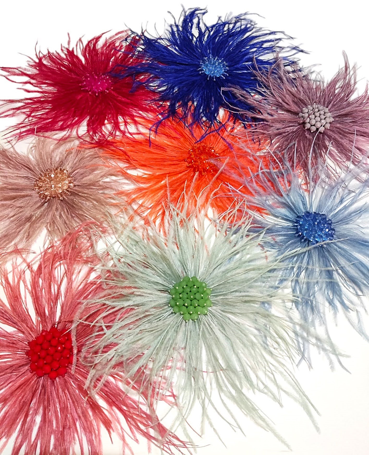 Broches de plumas de avestruz en varios colores para eventos y bodas