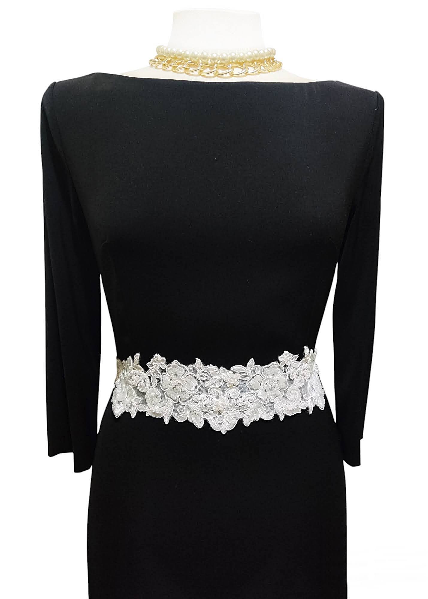 Fajín de encaje bordado con cristales sobre maniquí con vestido negro