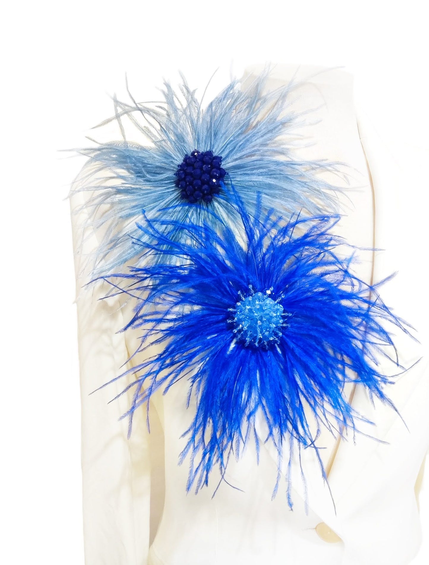 Broches grandes de plumas en azul royal y azul cielo, ideales para complementar vestidos elegantes