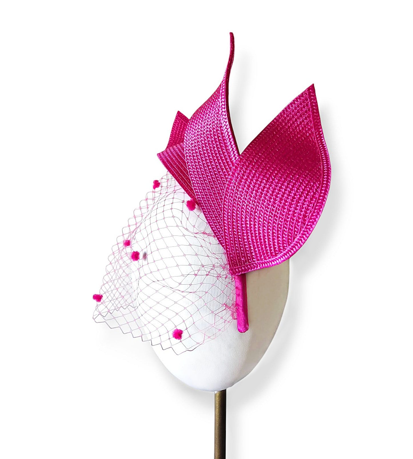 Vista de perfil del tocado para eventos en color fucsia.