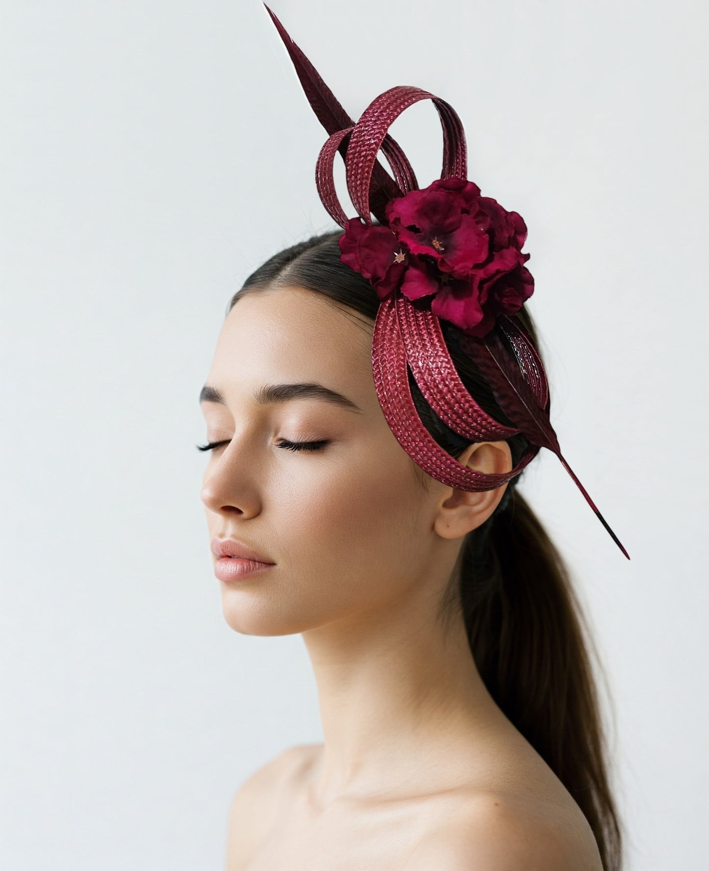 Tocado Burdeos con Flores y Pluma de Faisán