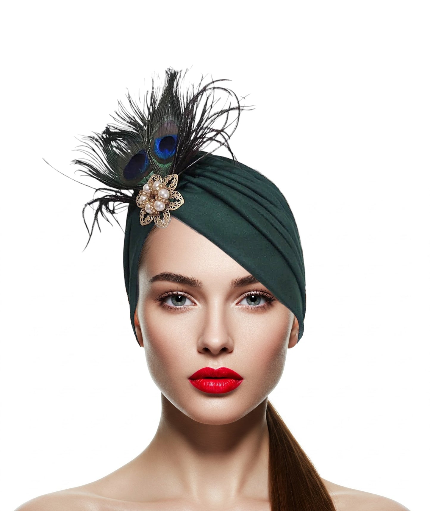 Turbante con Plumas de Pavo Real y Adorno Dorado con Perlas