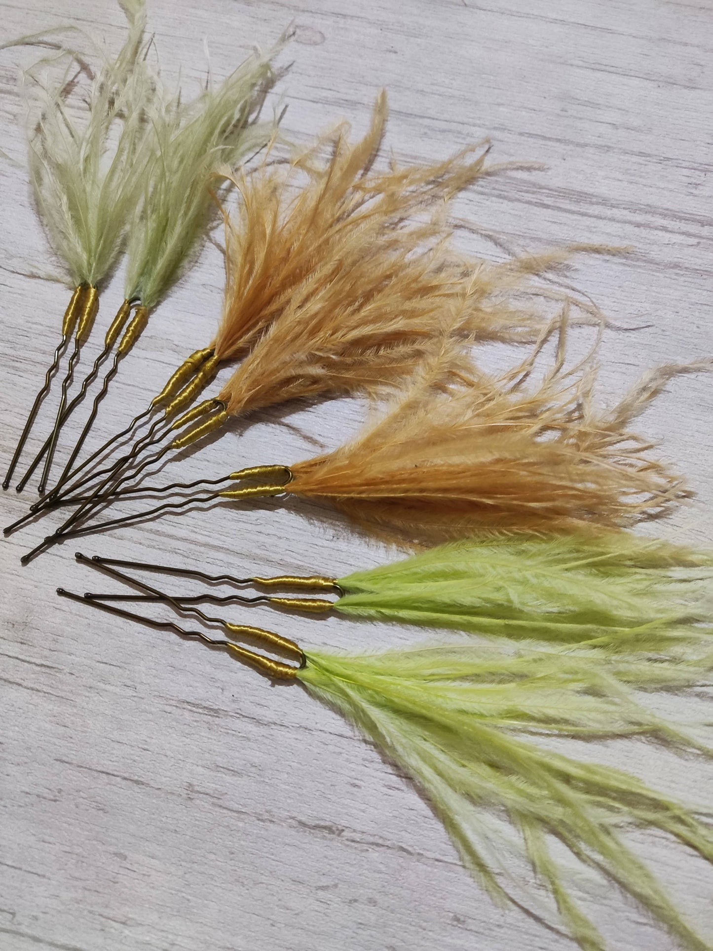 Conjunto de horquillas con plumas en tres tamaños: dorado, verde spring y verde pastel