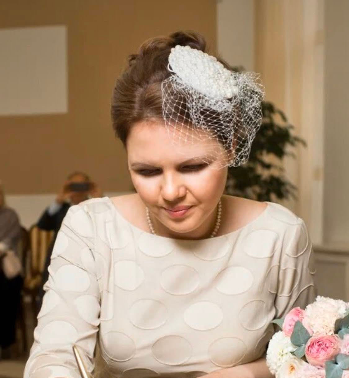 Novia con tocado de perlas y velo en su ceremonia civil.