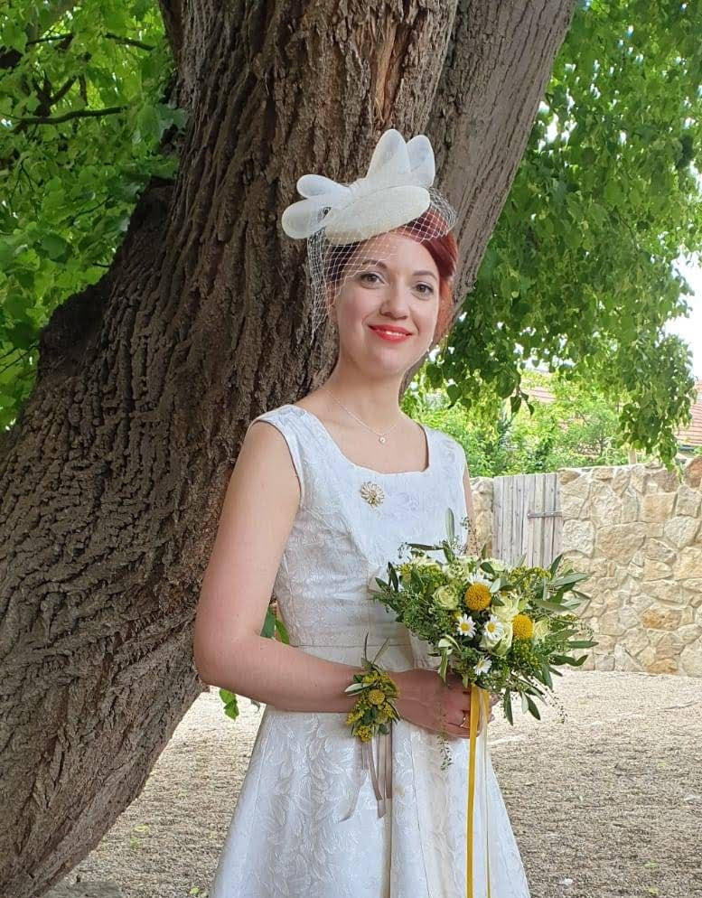 Novia luciendo el tocado en su boda, mostrando su estilo vintage.