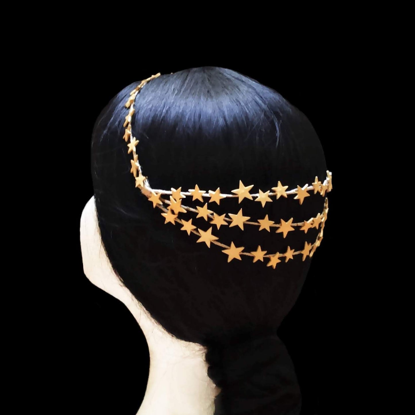 Corona de novia dorada con estrellas de porcelana, vista trasera mostrando las hileras.