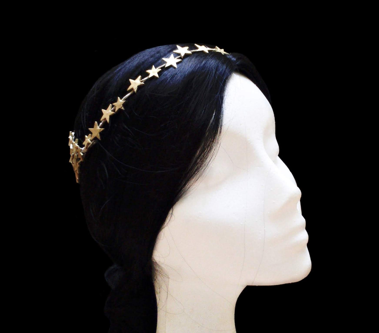 Vista de medio perfil de la corona de novia con estrellas de porcelana, mostrando el frente