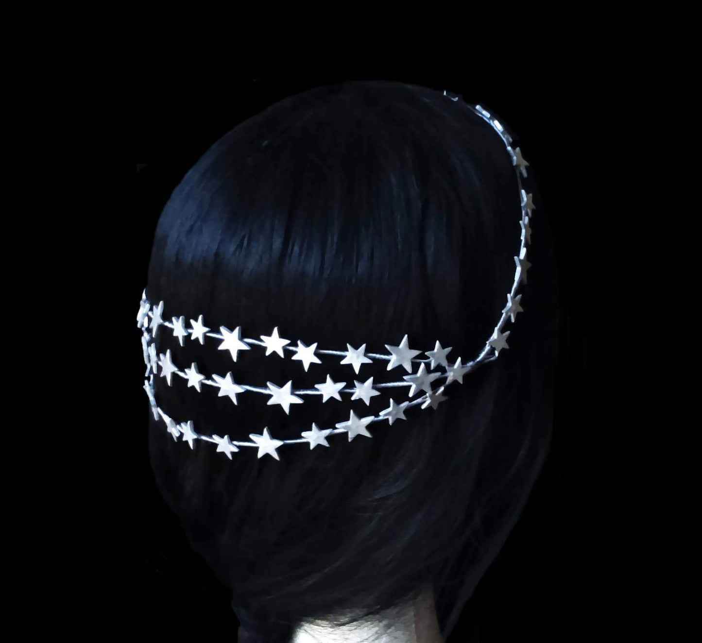 Corona de invitada boda plateada con estrellas de porcelana, vista trasera con detalle de las hileras
