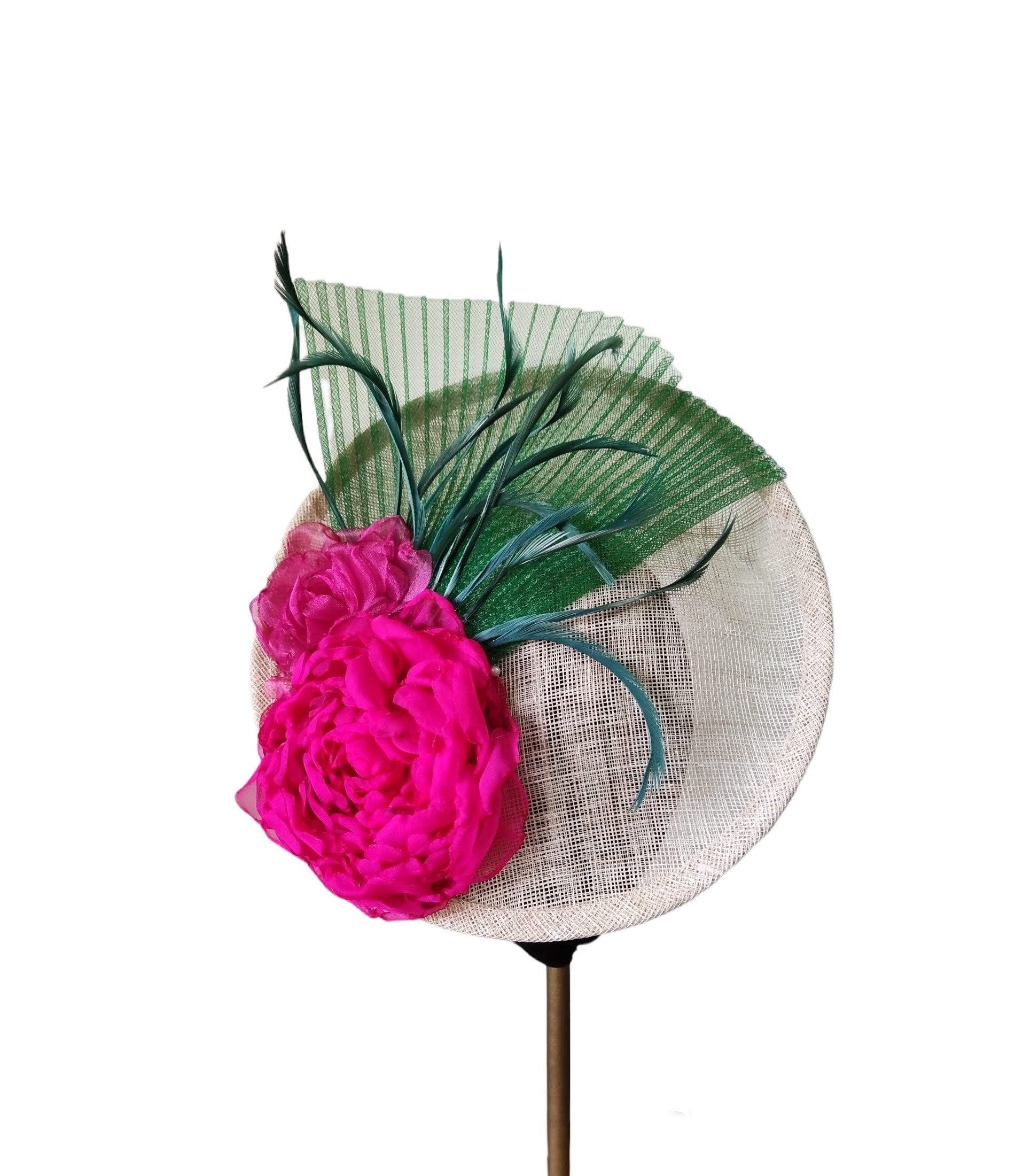 Vista completa del tocado natural, mostrando toda su decoración con flores, crinolina y plumas.