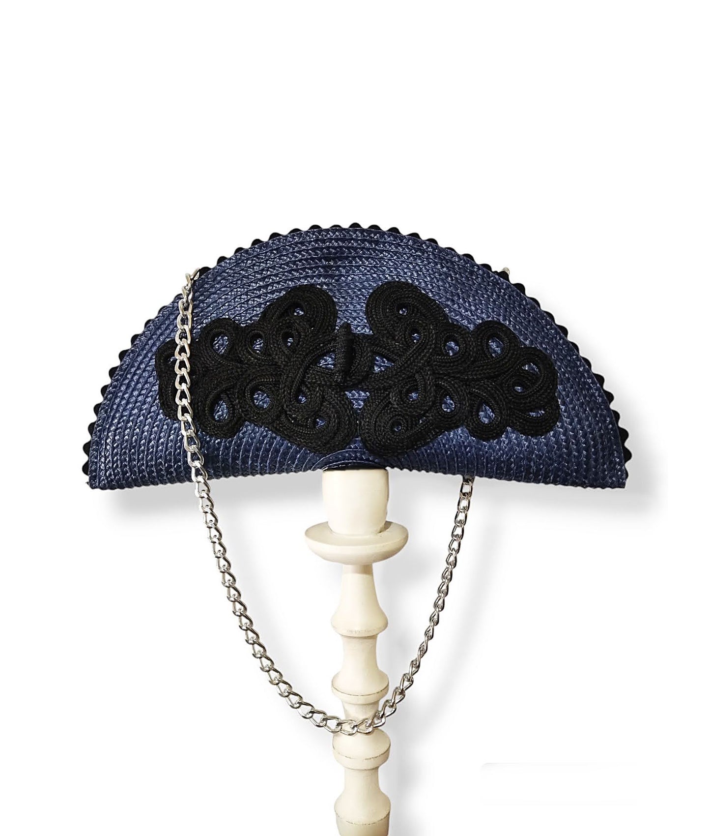 Bolso de paja azul marino en forma de abanico con alamar negro y cadena.