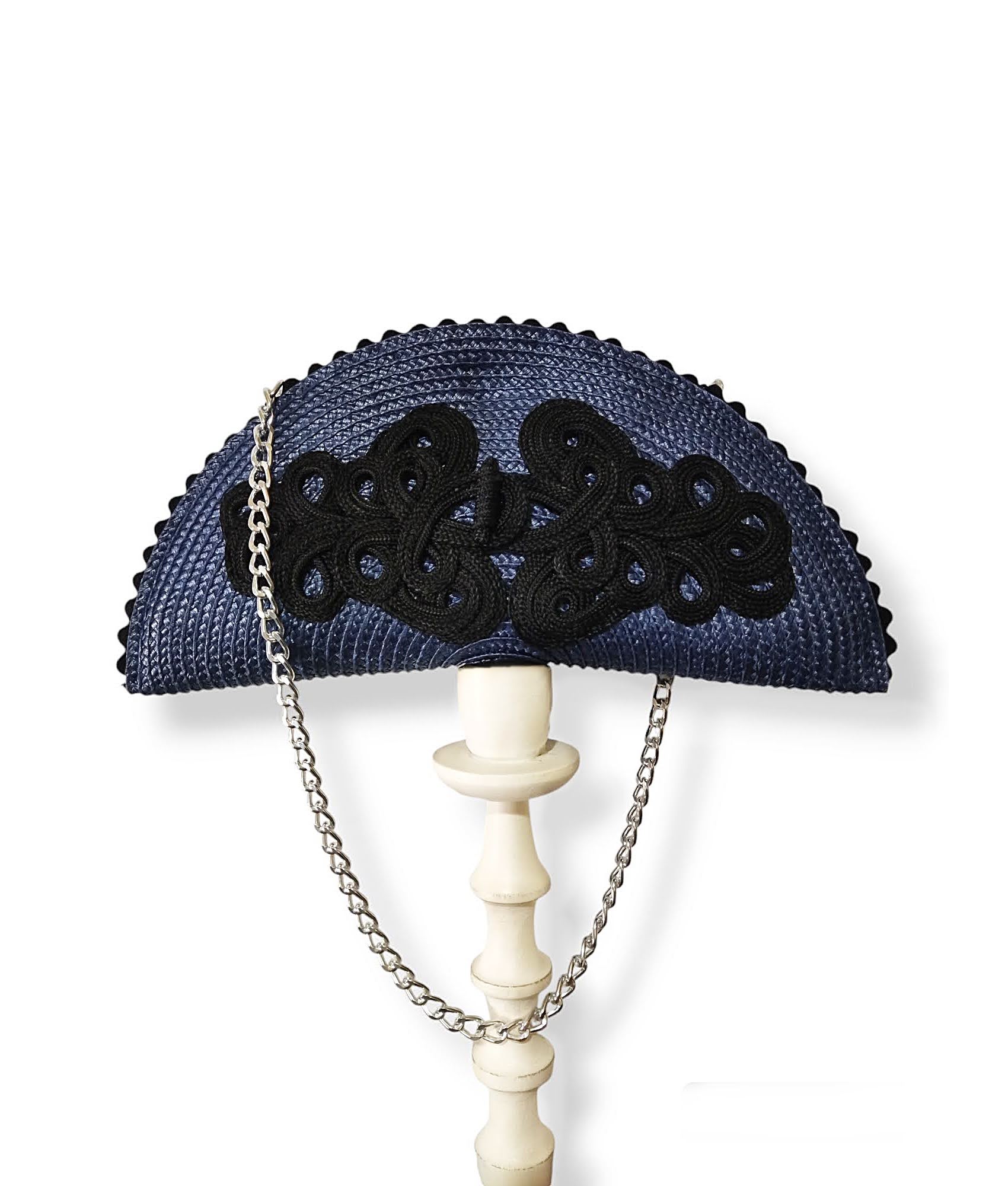 Bolso de paja azul marino en forma de abanico con alamar negro y cadena.