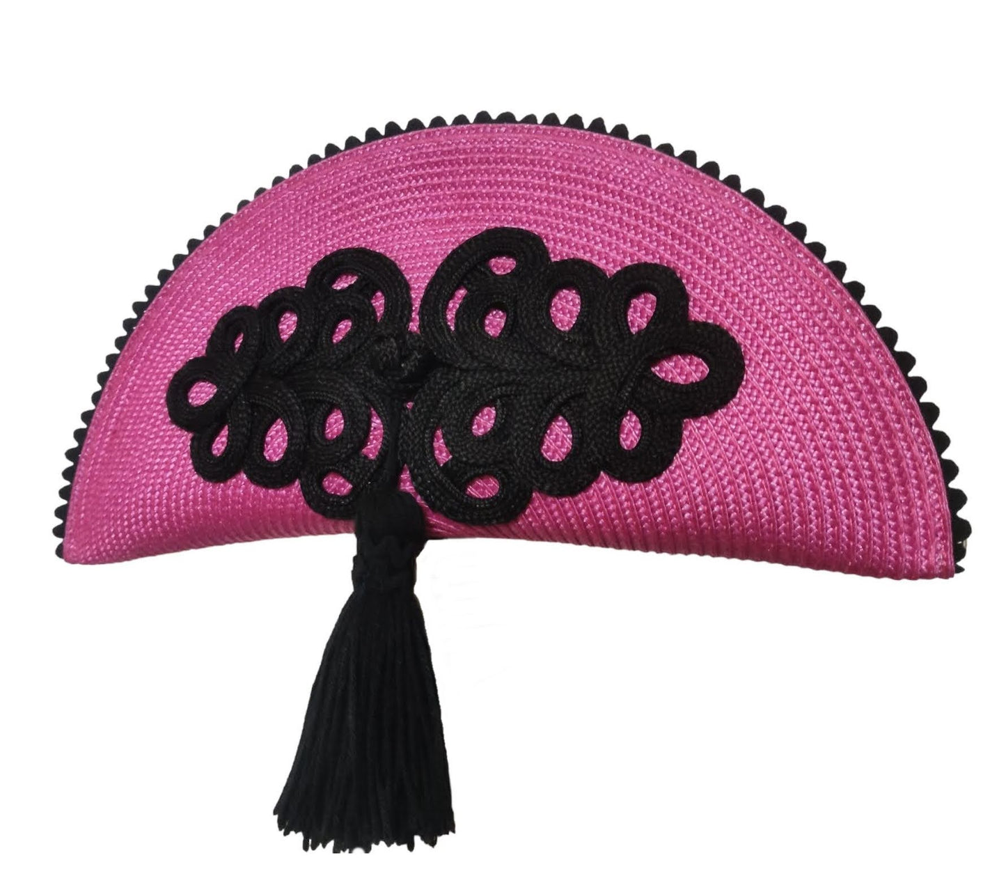 Bolso de paja fucsia en forma de abanico con adorno de alamar, borla y ondulina negra.