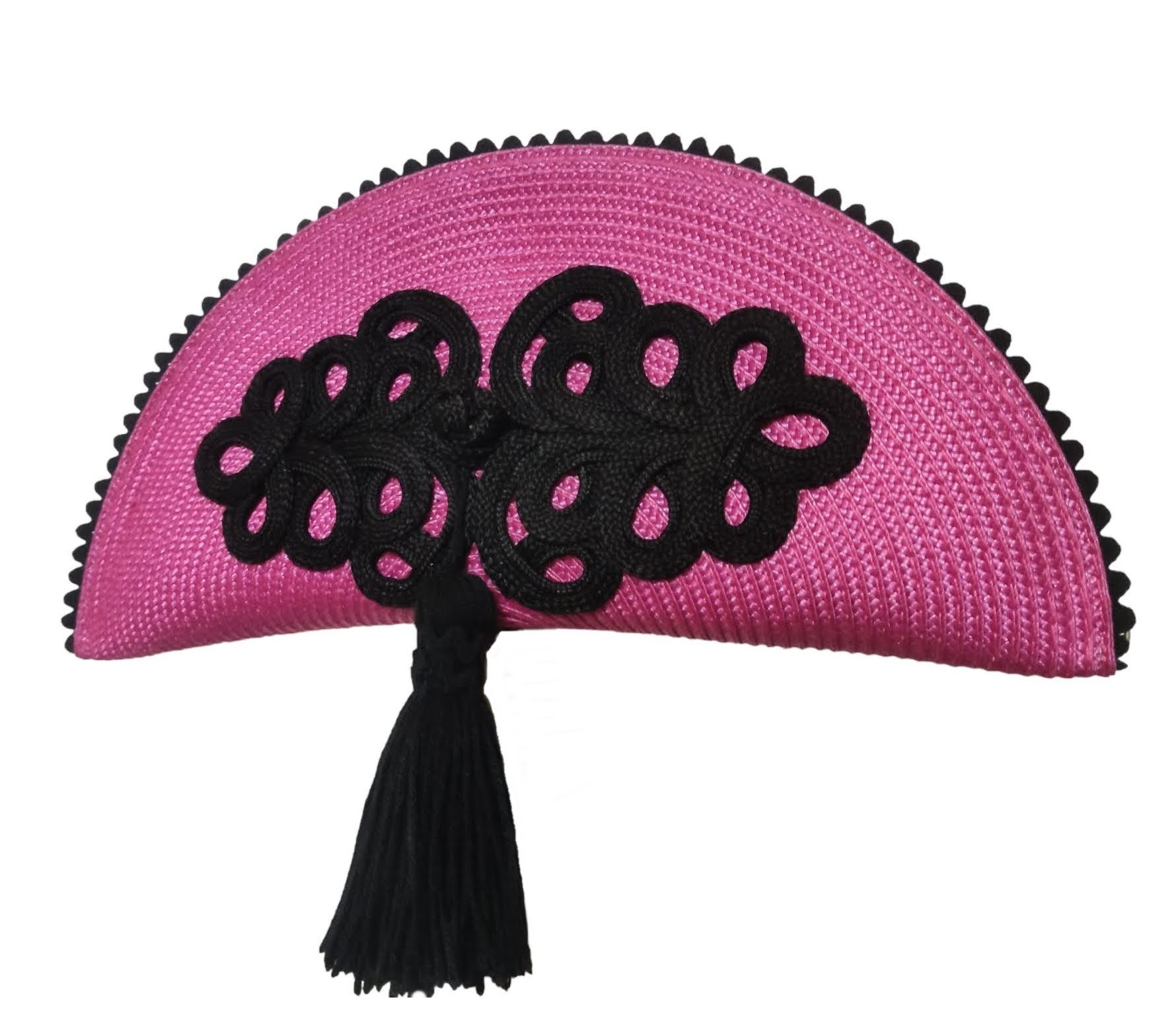 Bolso de paja fucsia en forma de abanico con adorno de alamar, borla y ondulina negra.