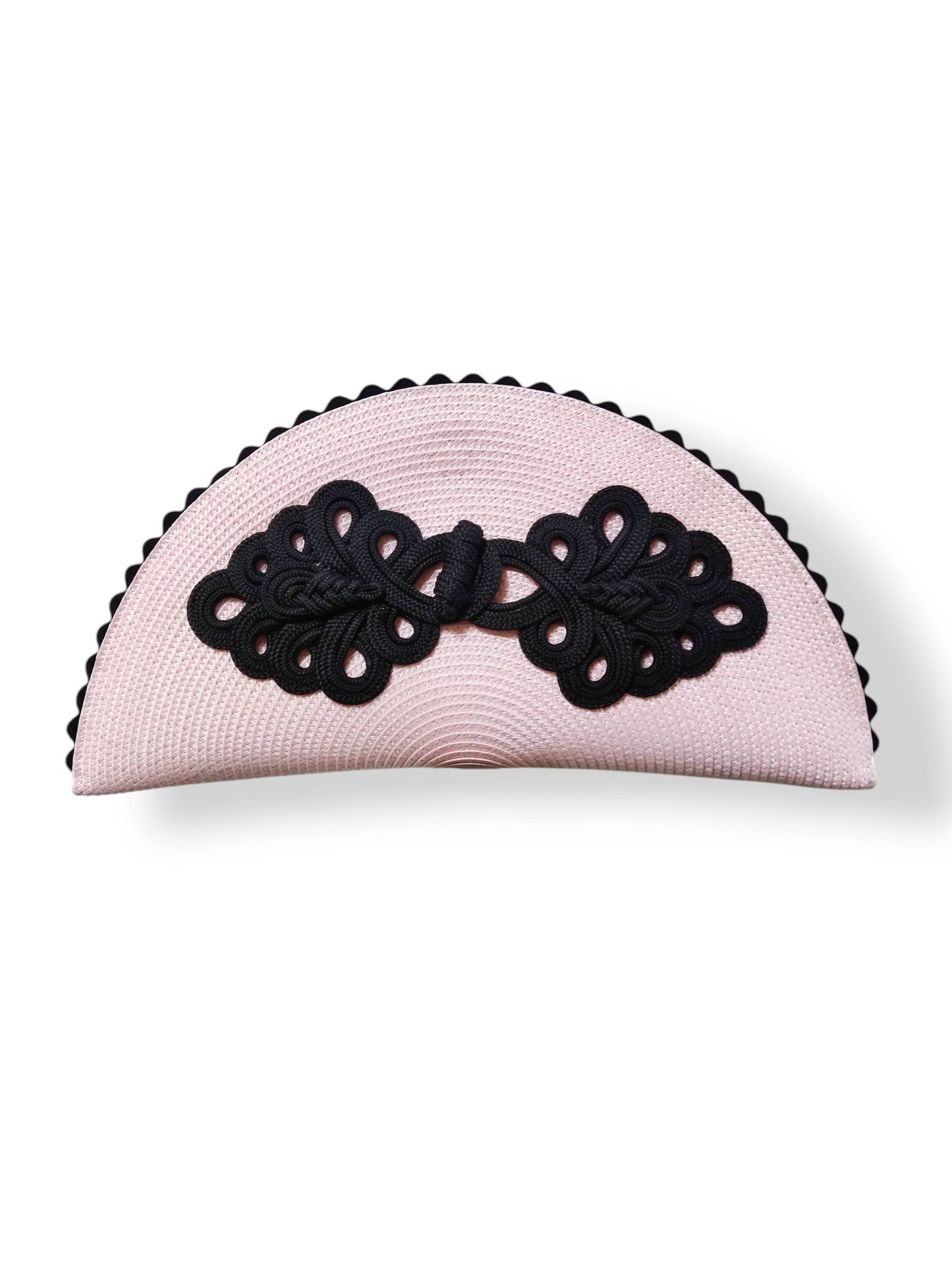 Bolso de paja color rosa empolvadoen forma de abanico con adorno de alamar negro y borde de ondulina.