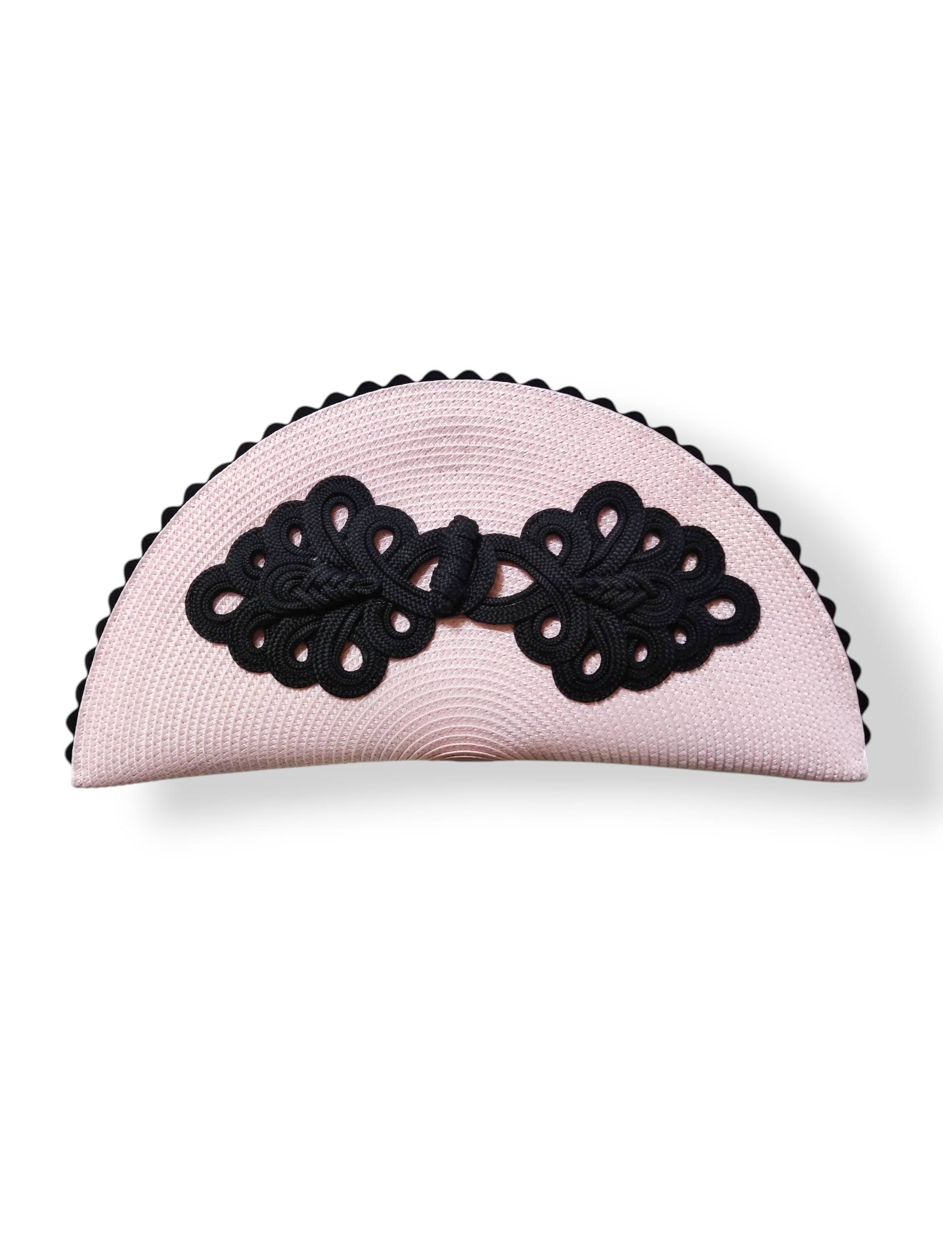 Bolso de paja color rosa empolvadoen forma de abanico con adorno de alamar negro y borde de ondulina.